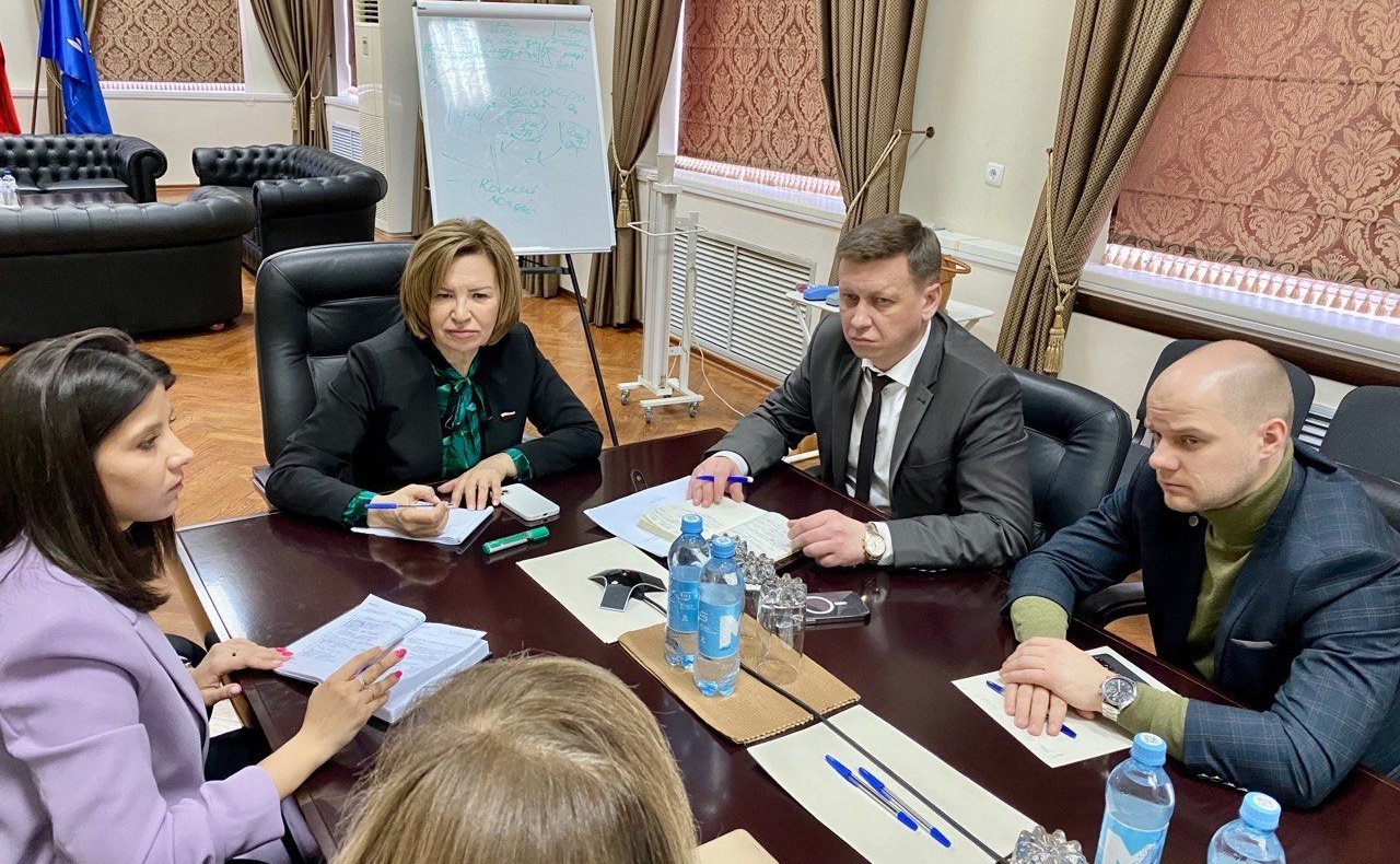 Марина Сидухина провела совещание в городе Новокуйбышевске, на котором обсуждалась реализация обновленного алгоритма межведомственного взаимодействия городских служб по вопросам оказания помощи ветеранам СВО и их семьям