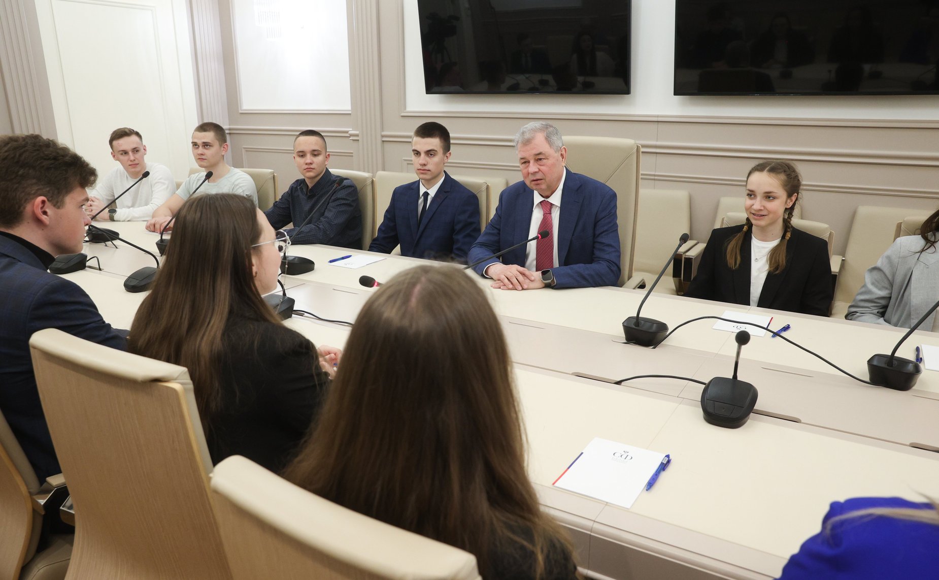 Анатолий Артамонов встретился в Совете Федерации со школьникам из Людиновского района Калужской области