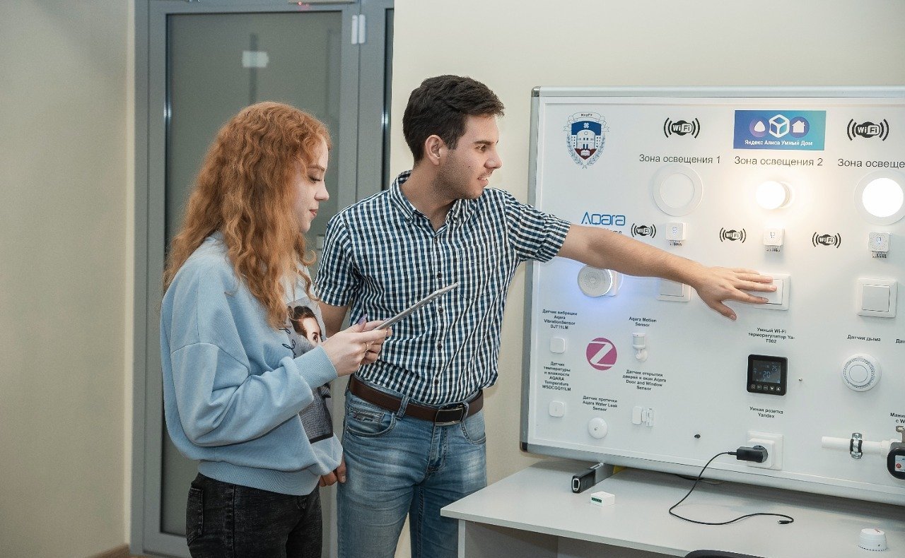 Сергей Мартынов посетил в Йошкар-Оле научные лаборатории и центры Института цифровых технологий Марийского государственного университета (МарГУ)