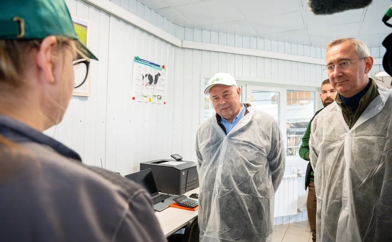 Анатолий Артамонов в селе Пеневичи Хвастовичского района Калужской области принял участие в торжественном открытии нового современного животноводческого комплекса