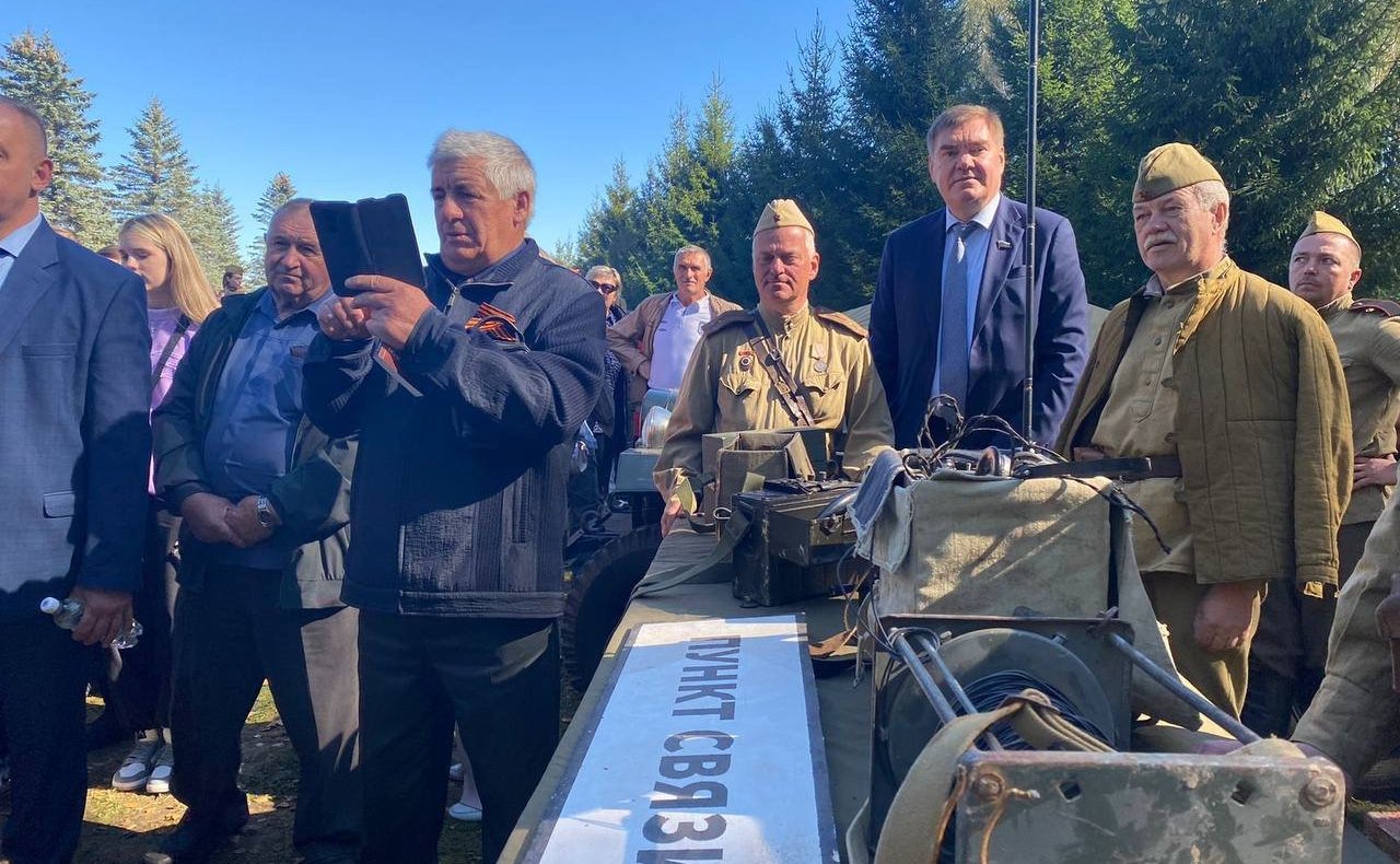 Анатолий Артамонов и Александр Савин посетили мемориальный комплекс «Безымянная высота» в Куйбышевском районе Калужской области