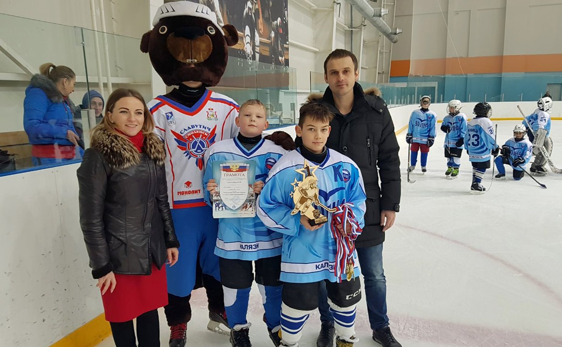 Сергей Леонов поздравил юных победителей турнира по хоккею