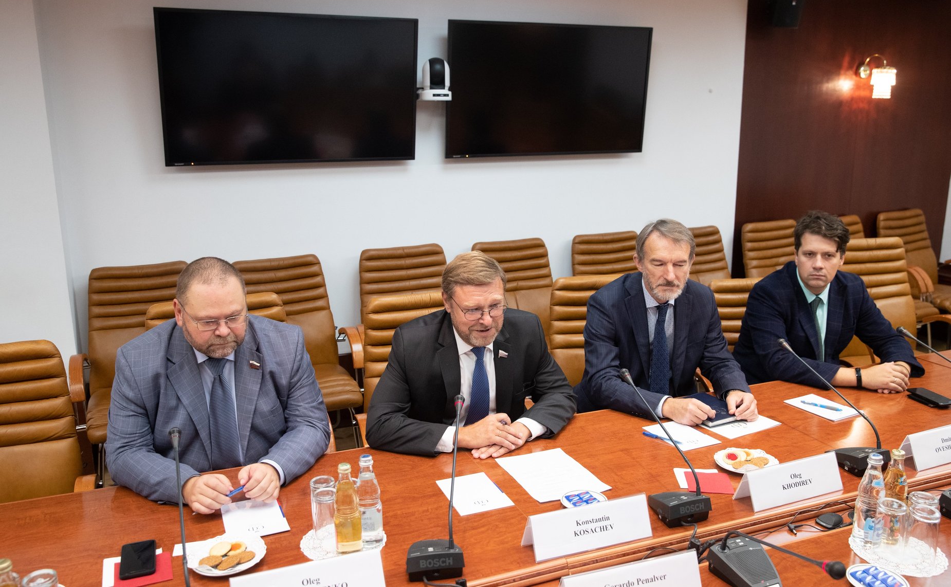 Встреча председателя Комитета СФ по международным делам Константина Косачева с Чрезвычайным и Полномочным Послом Республики Куба Херардо Пеньяльвером Порталем