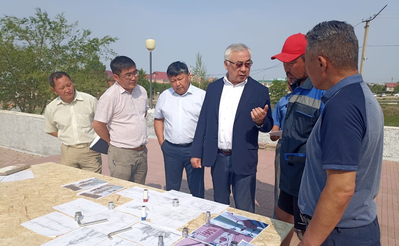 Баир Жамcуев оценил ход работ на объектах Могойтуйского района