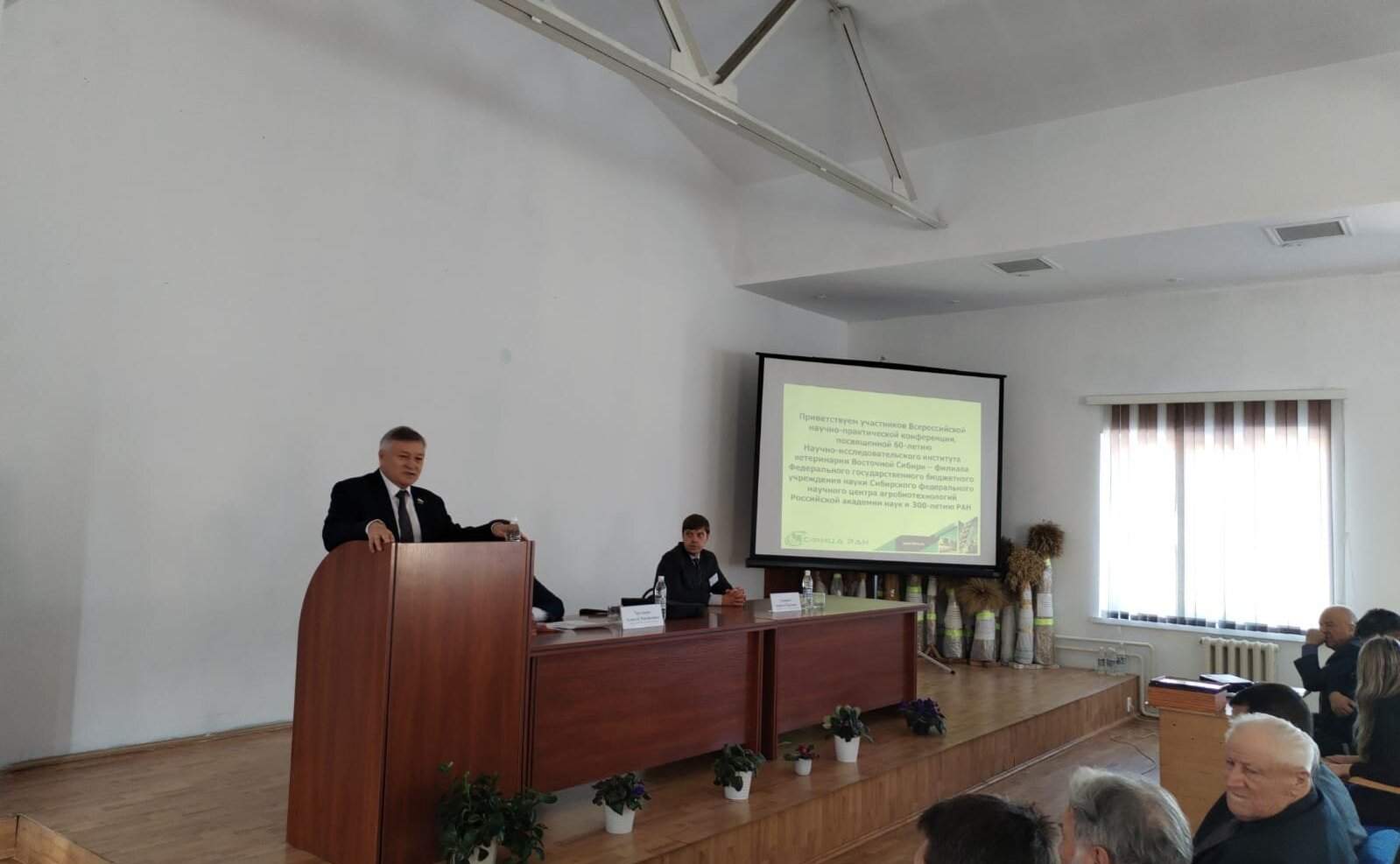 Сергей Михайлов наградил коллектив Научно-исследовательского института ветеринарии Восточной Сибири