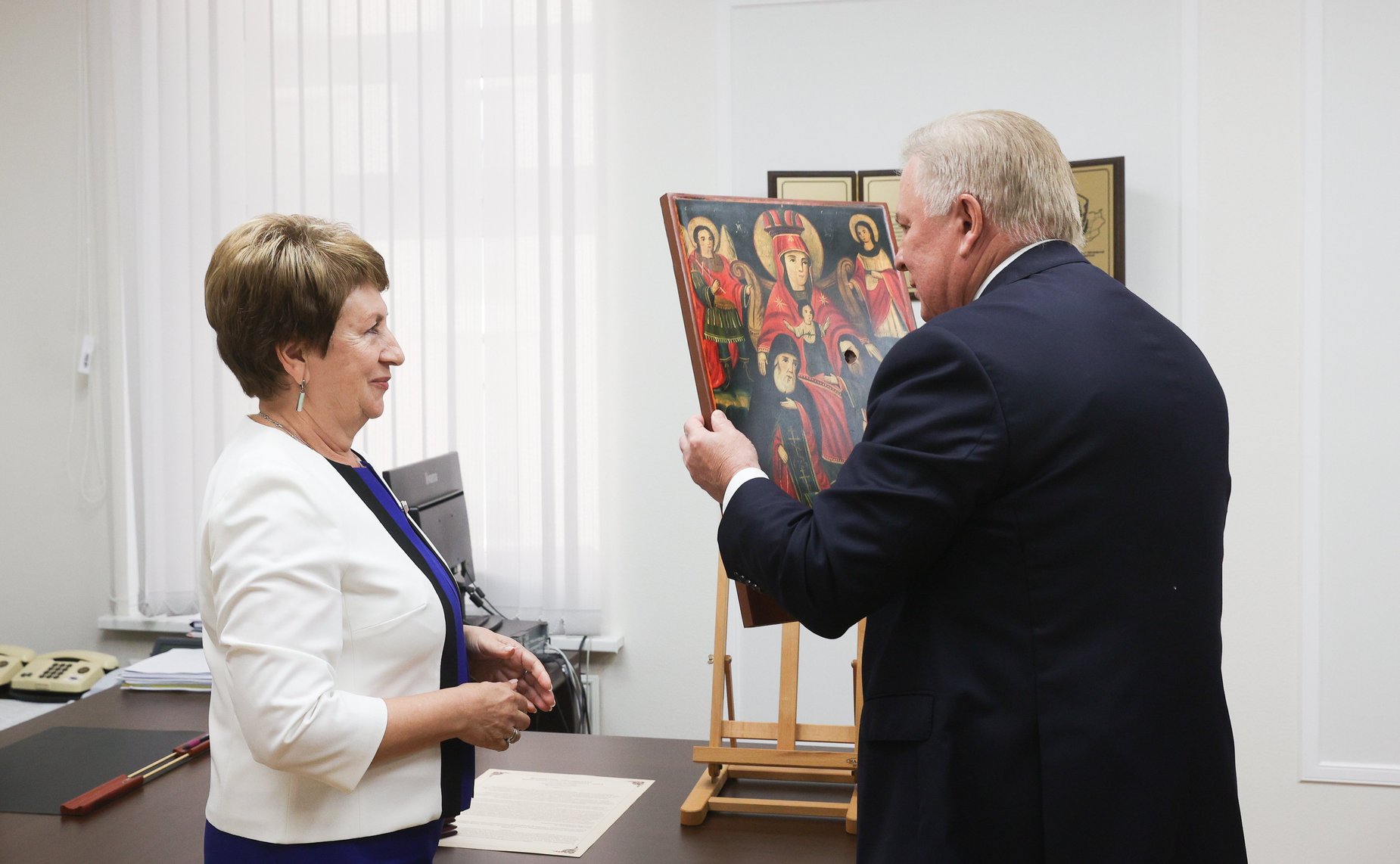 Передача освященного списка Иконы Селенгинского пехотного полка Богоматерь Печерская севастопольцам от жителей Республики Бурятия, в знак исторической связи между российскими регионами