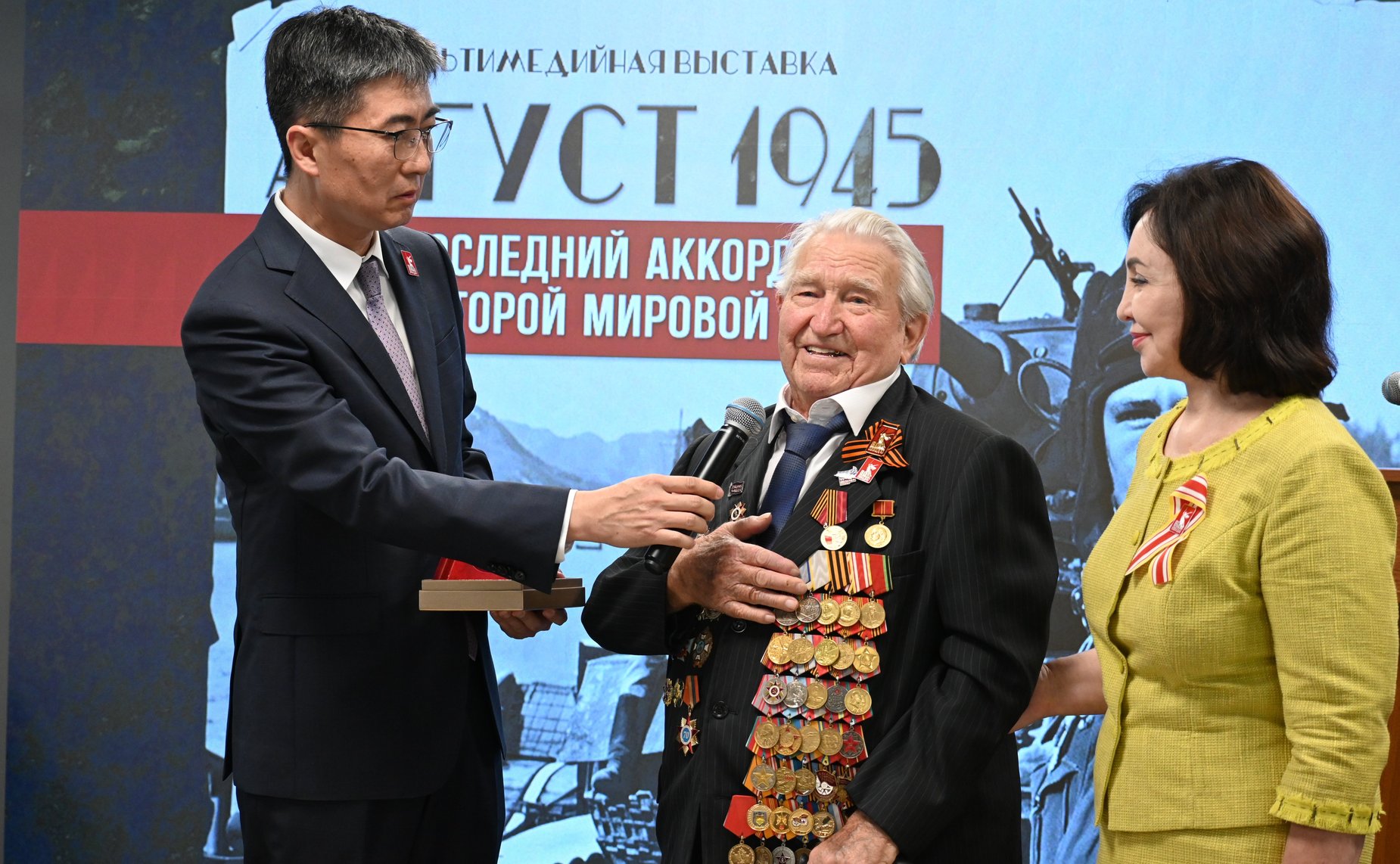 Александр Ролик совместно с Верой Щербиной и врио генерального консула КНР во Владивостоке Ван Цзюнь осмотрели выставку фотографий, посвященную 80-летию совместной борьбы и Победы советского и китайского народов во Второй мировой войне