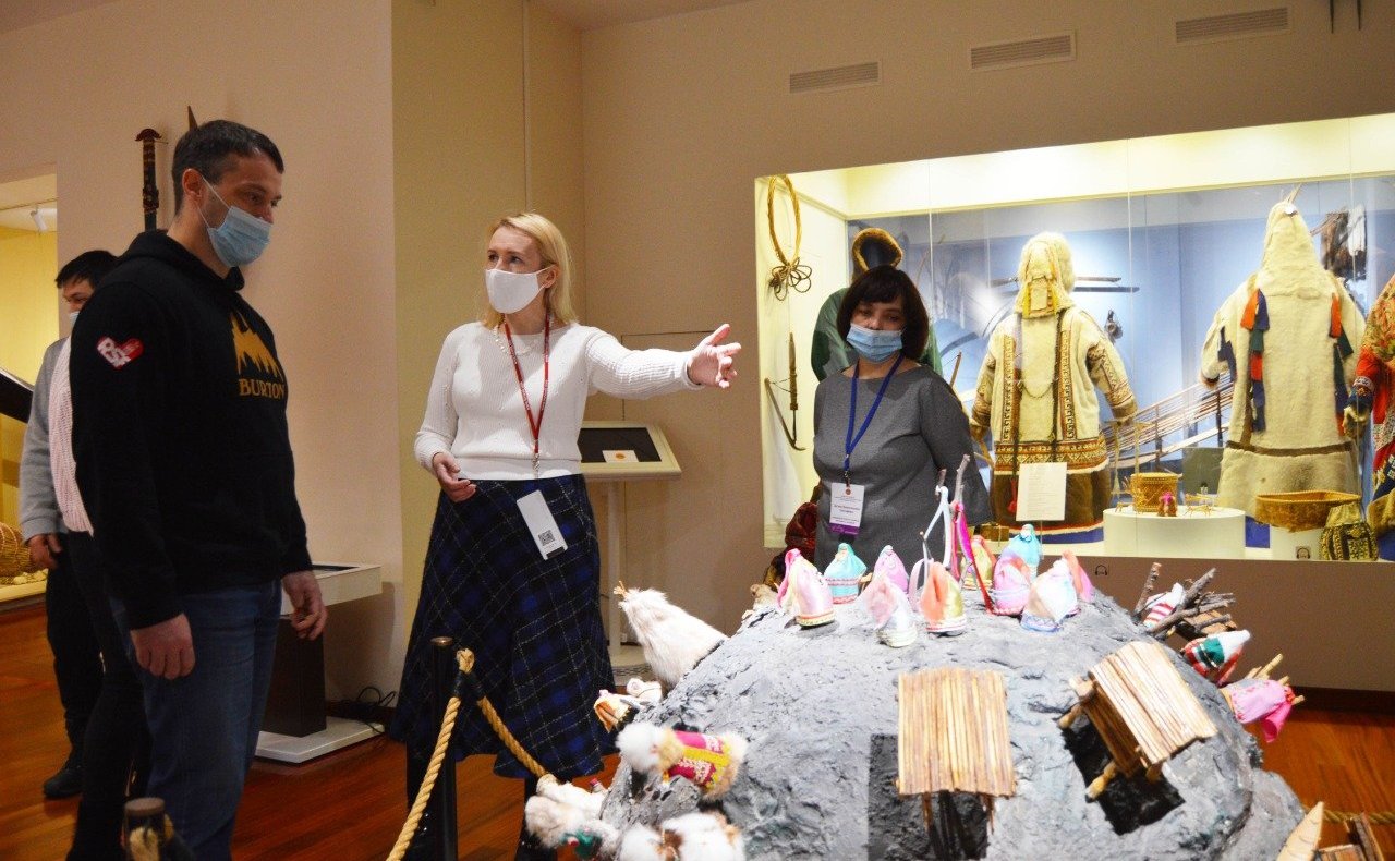 Эдуард Исаков обсудил внедрение в регионе новаторских идей в социокультурной сфере и встретился с жительницей ХМАО