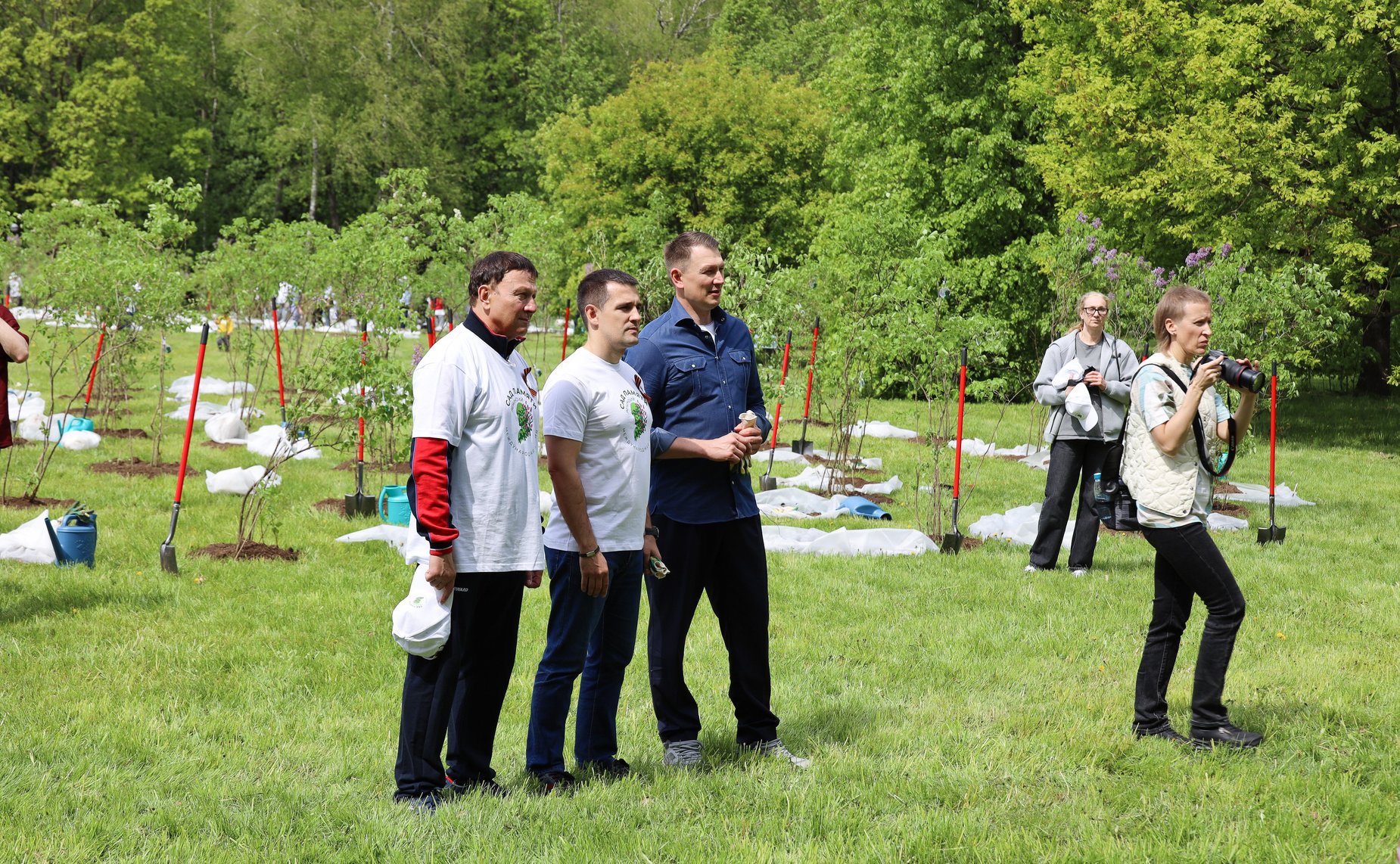 В Год защитника Отечества и 80-летия Победы в Великой Отечественной войне 1941–1945 годов сенаторы РФ и сотрудники Аппарата СФ провели акцию «Сад Памяти» — высадили 250 кустов сирени в музее-заповеднике «Горки Ленинские»