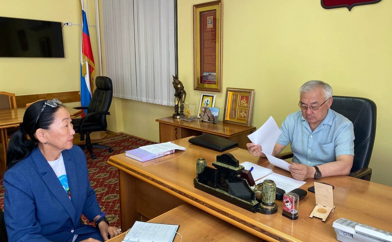 Баир Жамсуев в ходе региональной недели провел рабочие встречи и прием граждан по личным вопросам