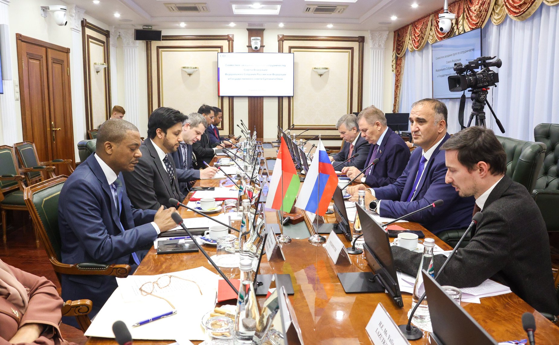 Встреча заместителя Председателя СФ Константина Косачева с руководителем группы по сотрудничеству с Российской Федерации, председателем Комитета по экономике и финансам Государственного совета Султаната Оман Зафером Аль Шанфари