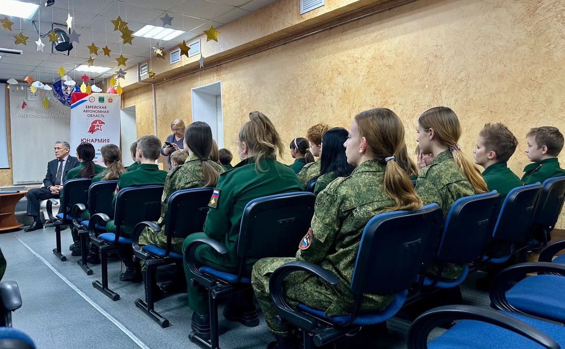 Юрий Валяев провел встречу с юнармейцами Еврейской автономной области