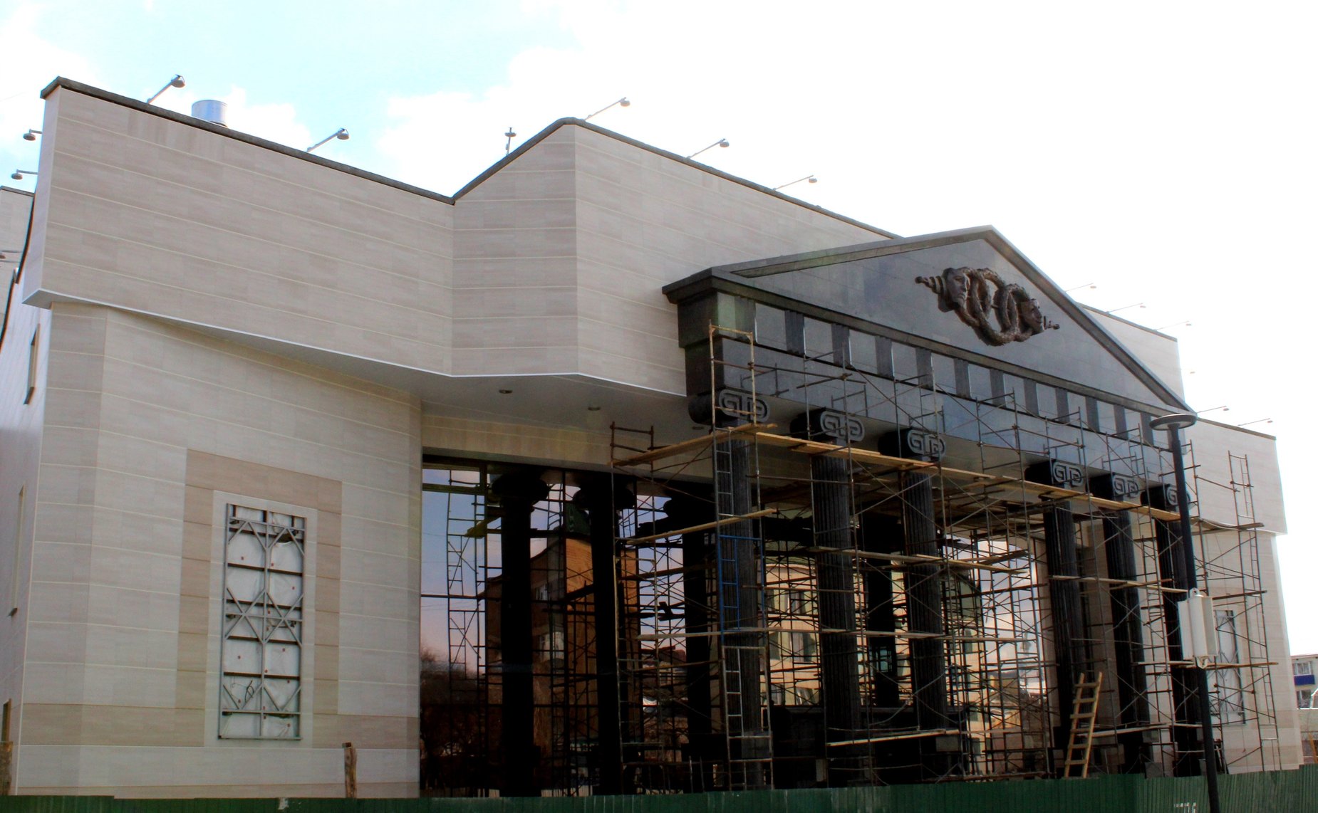 Баир Жамсуев в ходе поездки в регион ознакомился с завершающим этапом ремонта Драматического театра в г. Чите