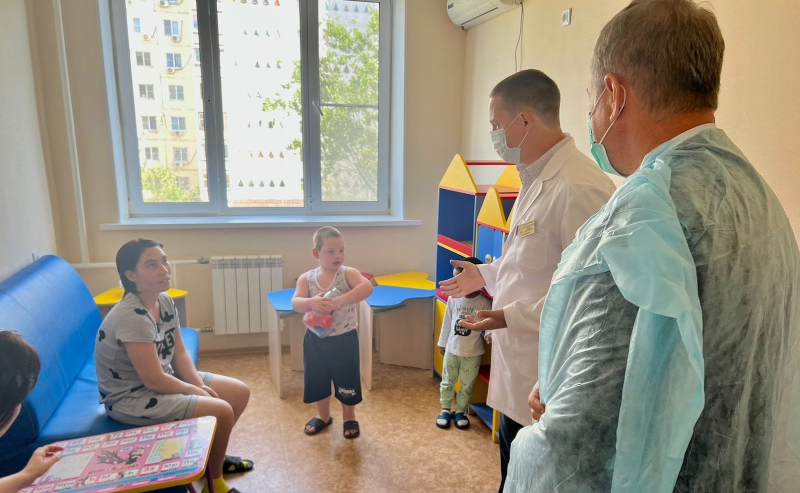 Александр Башкин посетил нейрохирургическое отделение Областной детской клинической больницы им. Н.Н. Силищевой