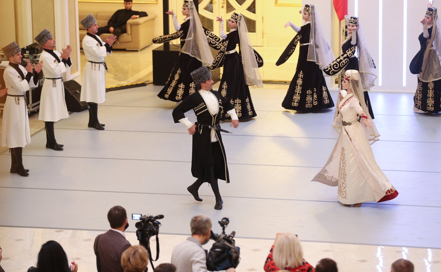 В рамках Дней Республики в Совете Федерации состоялись выставки картин художников Ингушетии, национального костюма современных дизайнеров региона