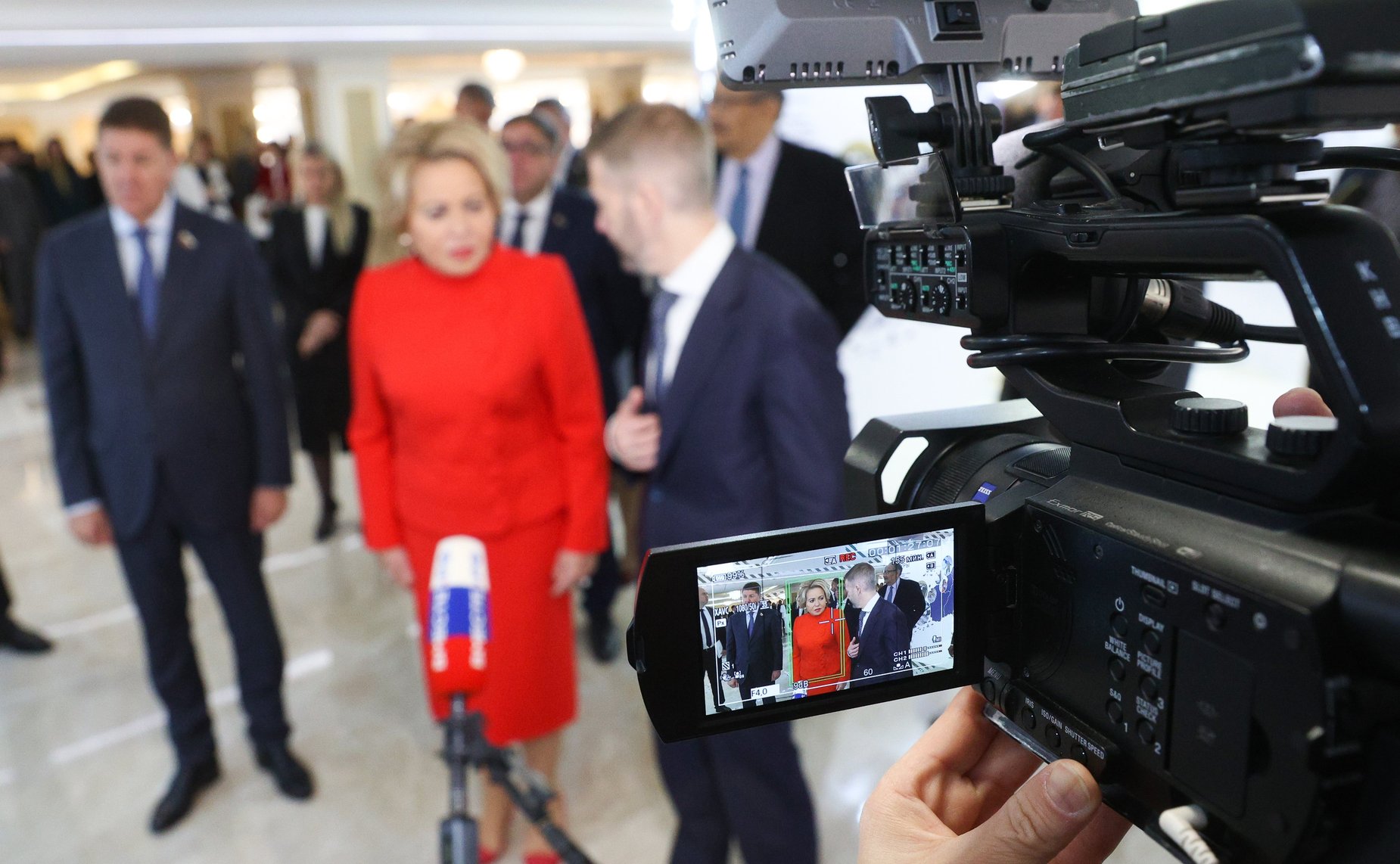 Валентина Матвиенко и Владислав Кузнецов осмотрели выставку, развернутую в Совете Федерации, которая посвящена истории, современности и перспективам развития Чукотского автономного округа