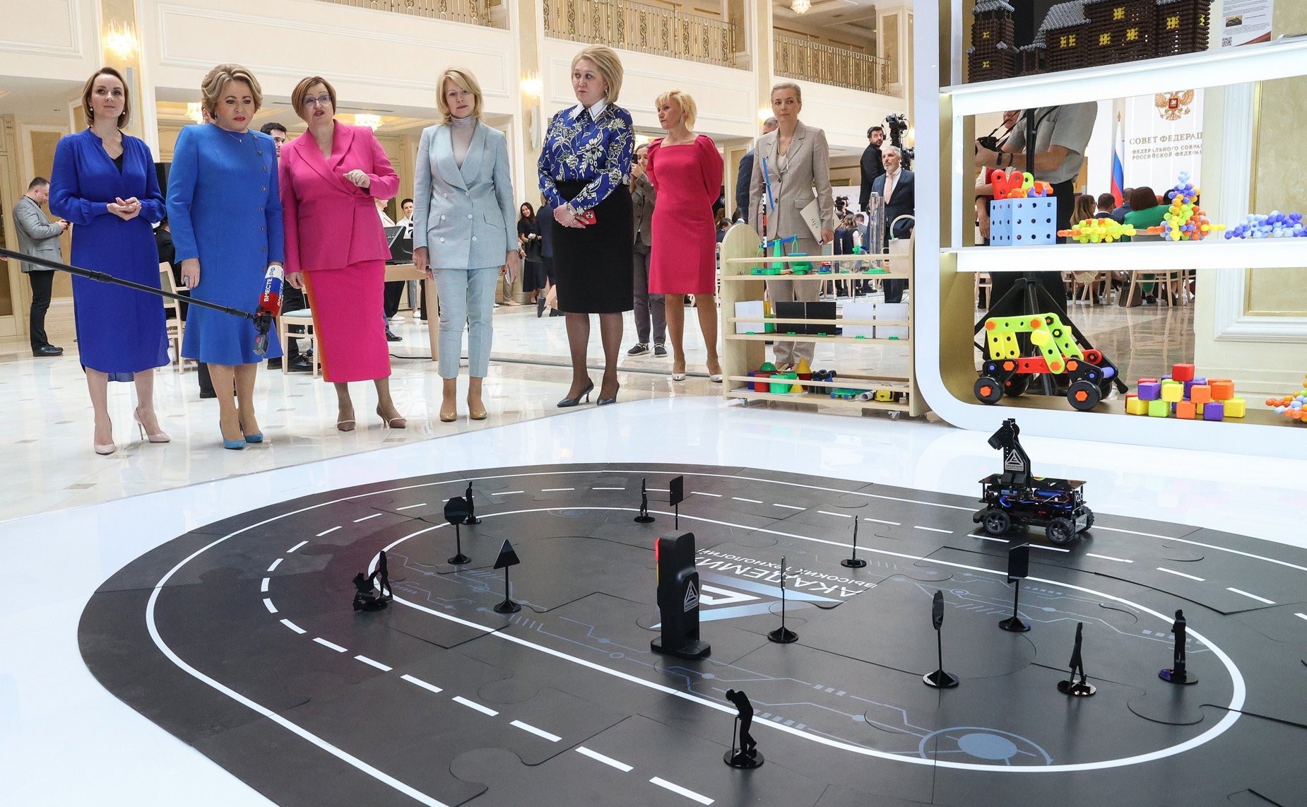 Валентина Матвиенко провела торжественную церемонию награждения лауреатов Национальной премии в сфере товаров и услуг для детей «Золотой медвежонок»