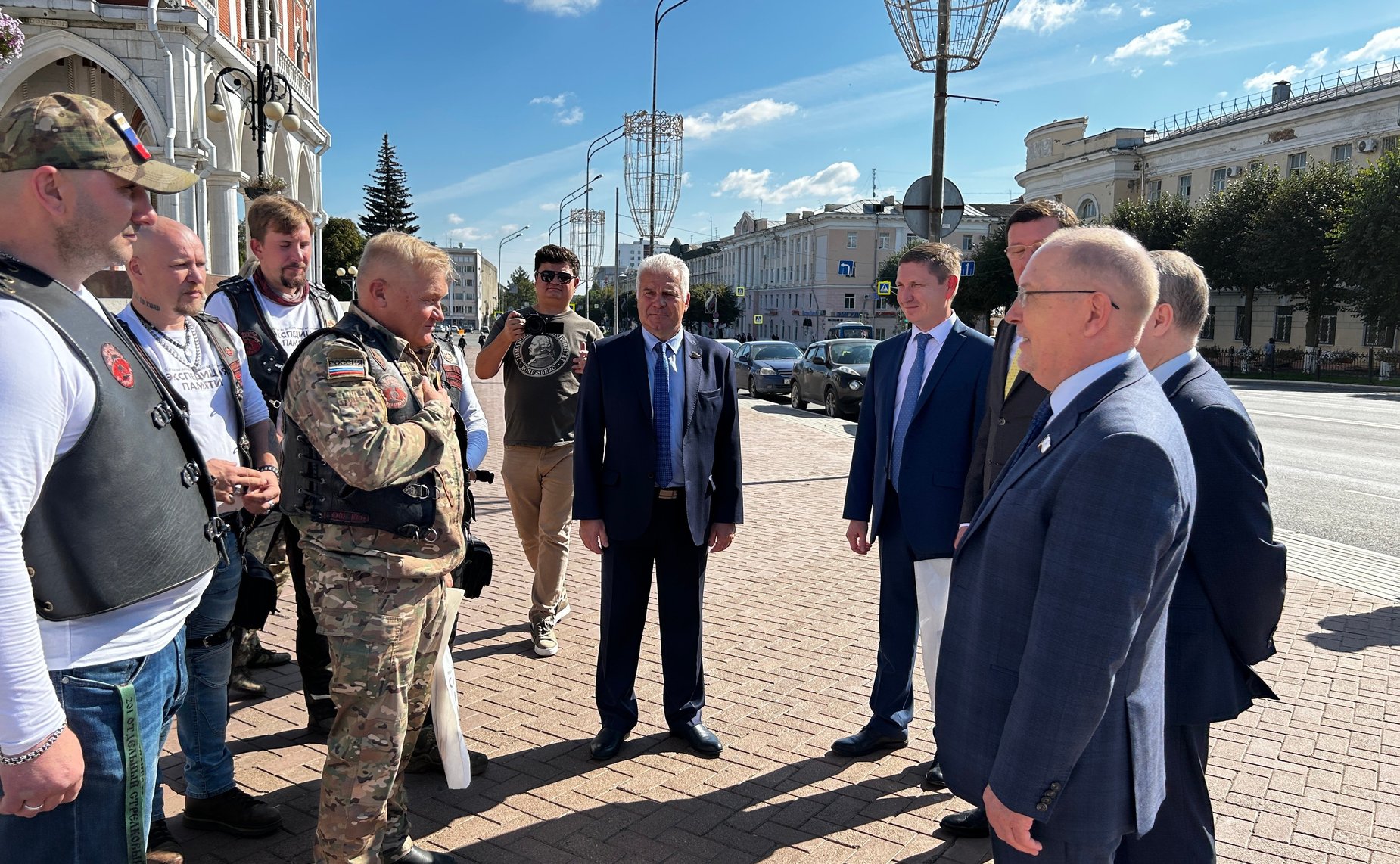 Преклонение перед подвигом наших защитников и освободителей – это крепчайшая невидимая нить, которые связывает узами памяти как различные поколения россиян, от мала до велика, так и регионы огромной страны