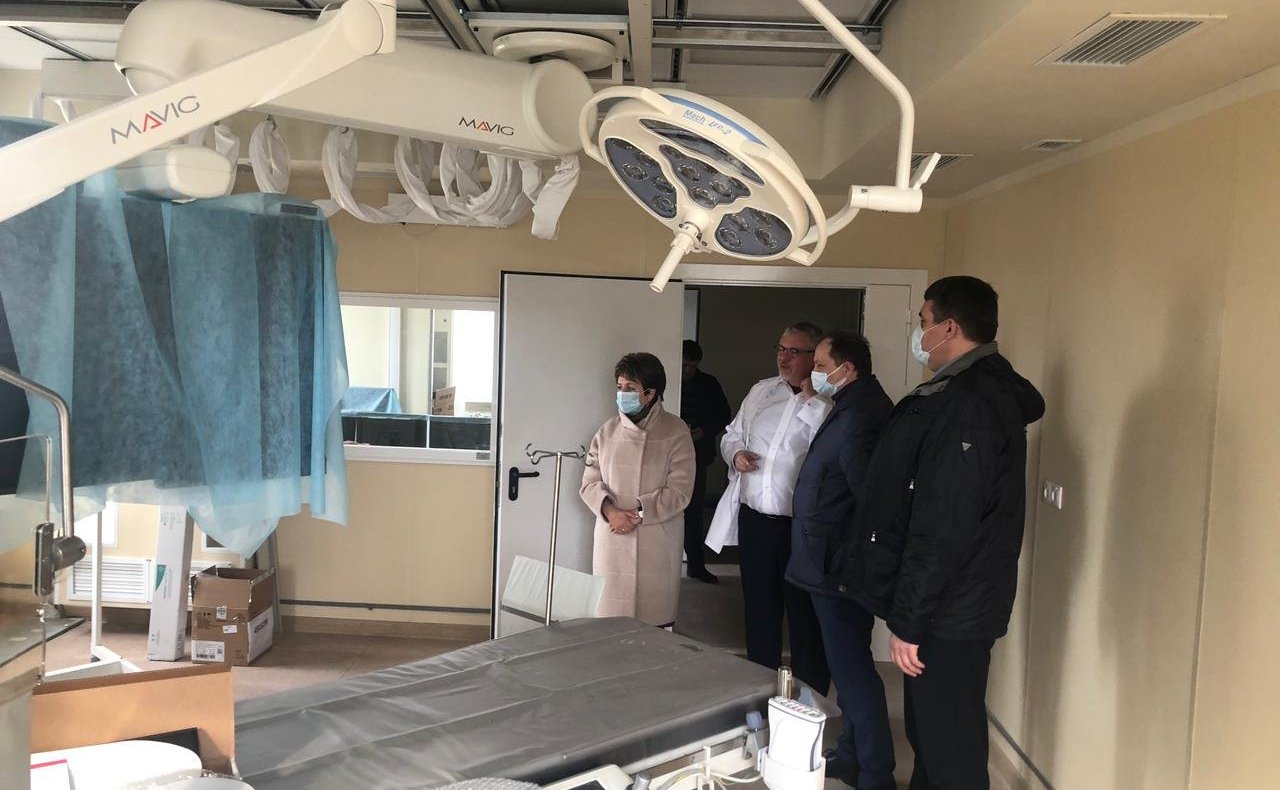 Екатерина Алтабаева и заместитель губернатора города Севастополя Александр Кулагин посетили Севастопольский городской онкологический диспансер имени А.А. Задорожного