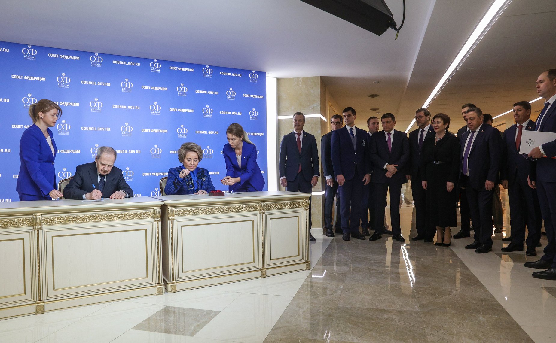 Валентина Матвиенко и Председатель Конституционного Суда РФ Валерий Зорькин приняли участие в церемонии гашения почтовой художественной марки, приуроченной к 30-летию Федерального Собрания РФ и Совета Федерации
