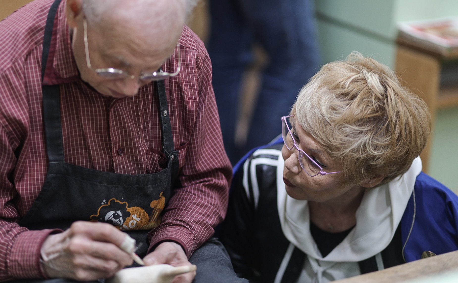 Члены Комиссии Совета Федерации по сохранению и развитию народных художественных промыслов встретились с представителями Художественного косторезного училища им.Н.Буторина и предприятия «Беломорские узоры»