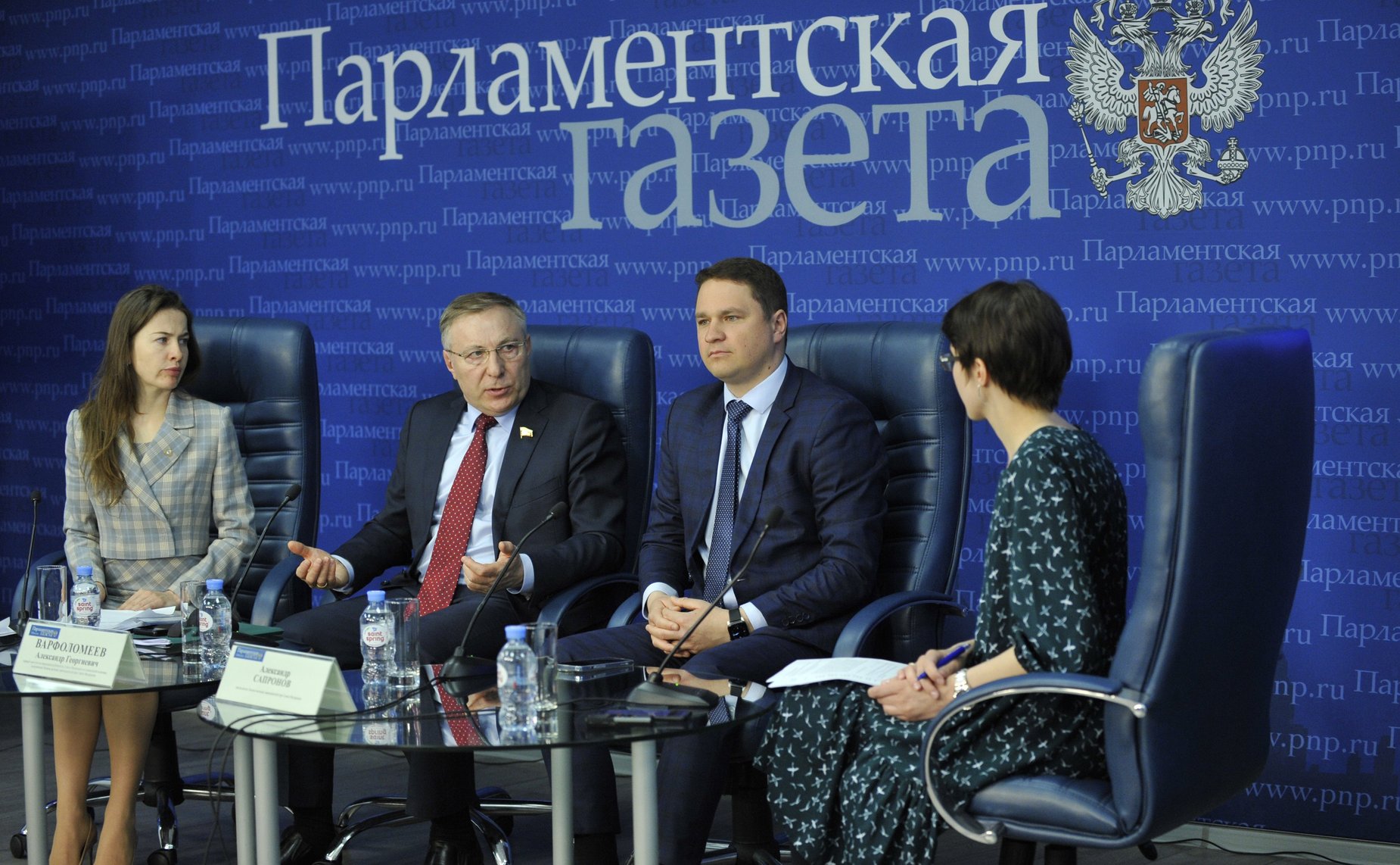 В пресс-центре «Парламентской газеты» первый заместитель председателя Комитета СФ по социальной политике Александр Варфоломеев провел «круглый стол» на тему «10-лет Палате молодых законодателей»