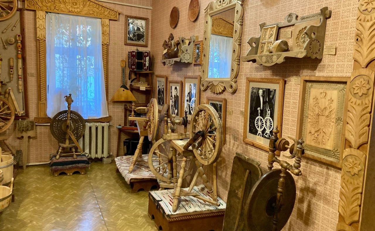 Анатолий Артамонов в рамках рабочей поездки в регион обсудил вопросы поддержки народных художественных промыслов в регионе