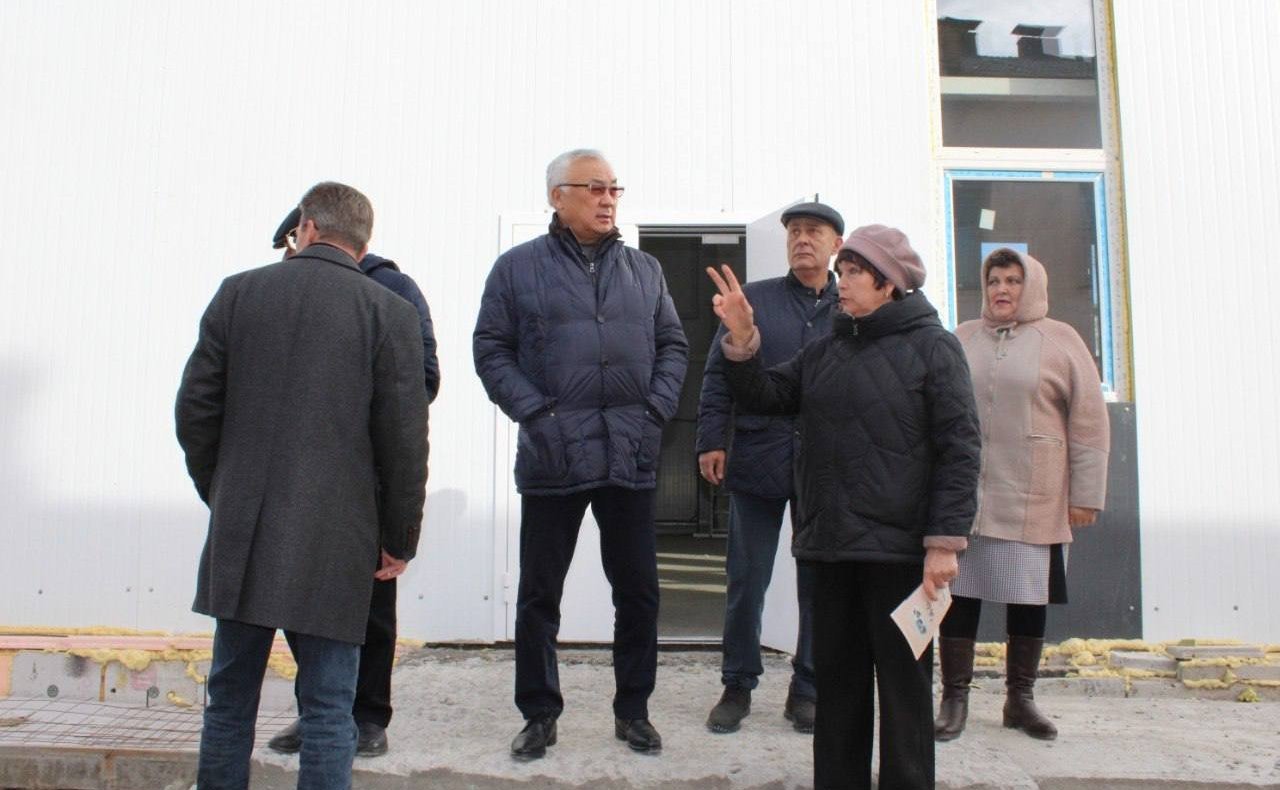 Баир Жамсуев проверил ход строительства модульных спортзалов в Забайкалье