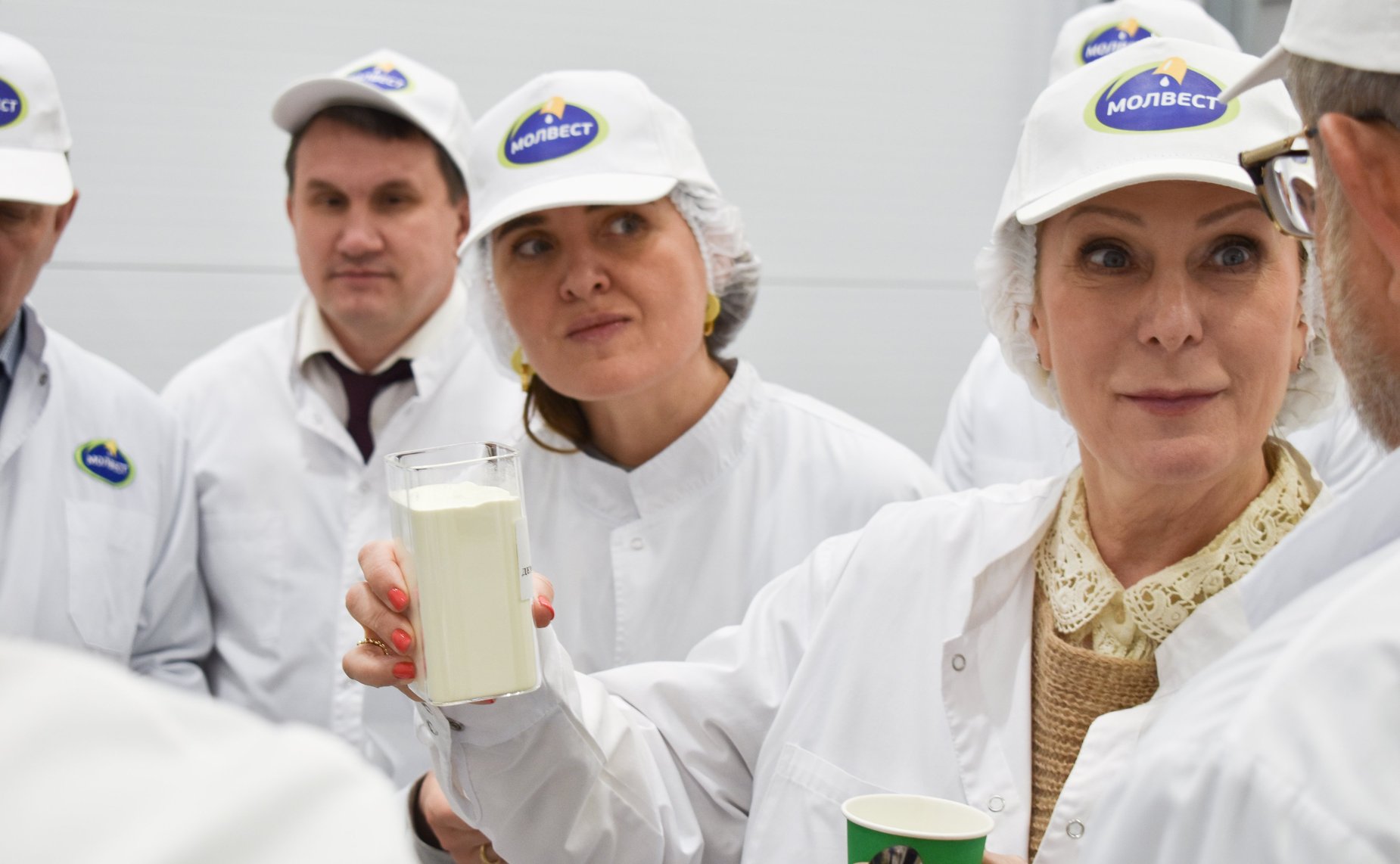 Инна Святенко и Юлия Лазуткина посетили производство сухих ингредиентов детского питания — филиал молочного комбината «Воронежский»