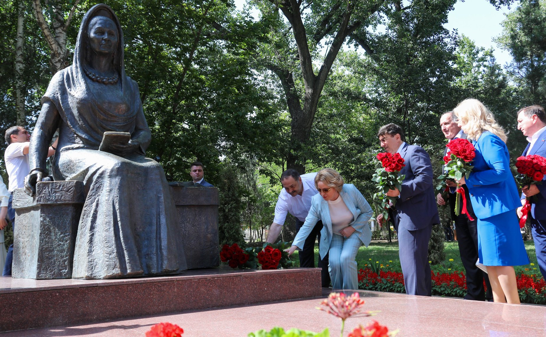 Открытие мемориальной доски и возложение цветов к памятнику Фазу Алиевой