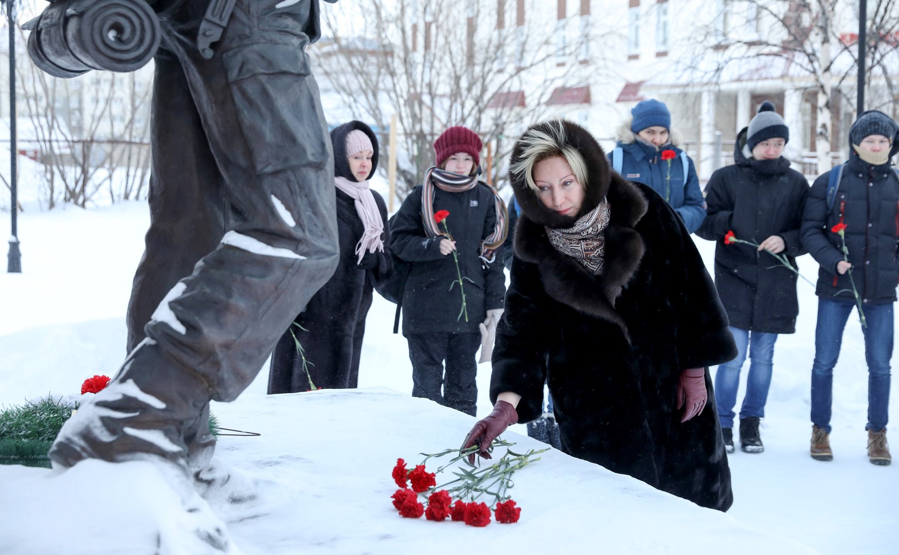 Возложение цветов к памятнику «Ветеранам боевых действий, участникам локальных войн и вооруженных конфликтов» на аллее Победы