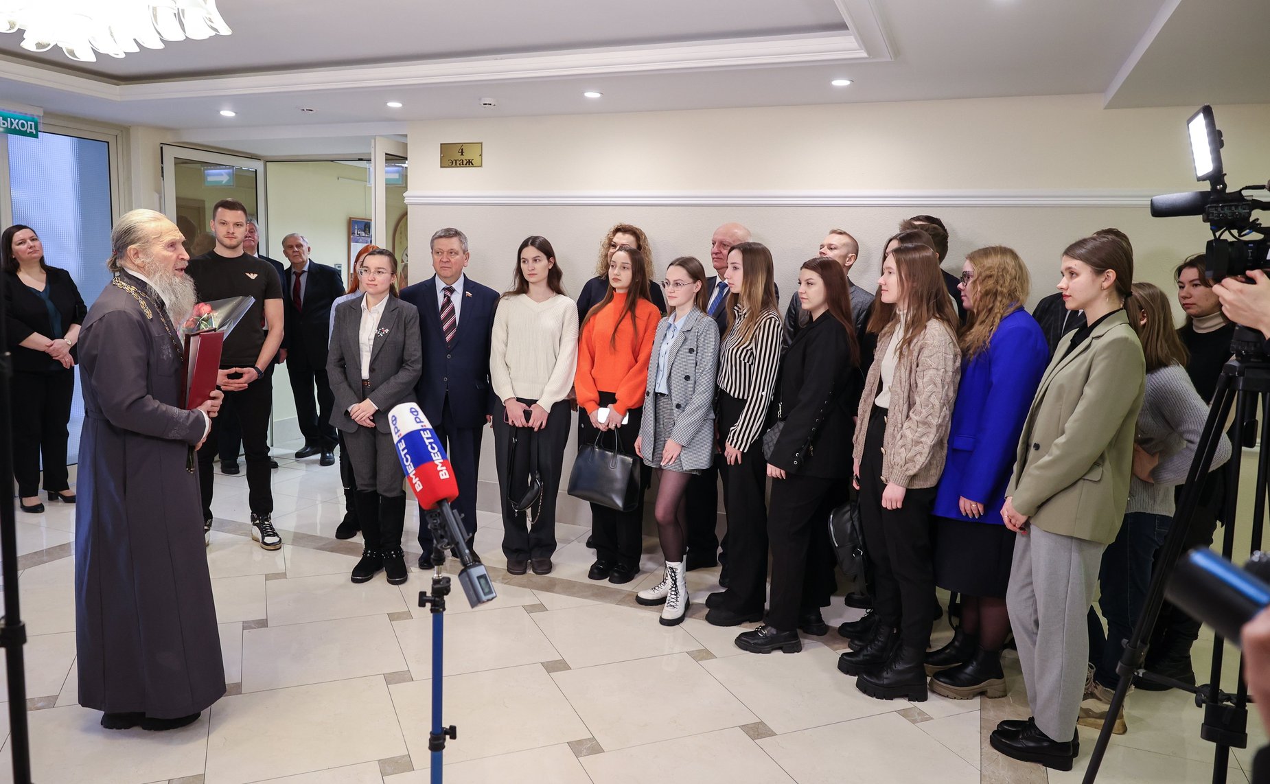 Ольга Епифанова открыла в Совете Федерации выставку живописи Петра Кочанова «За Святую Русь помолюсь…»