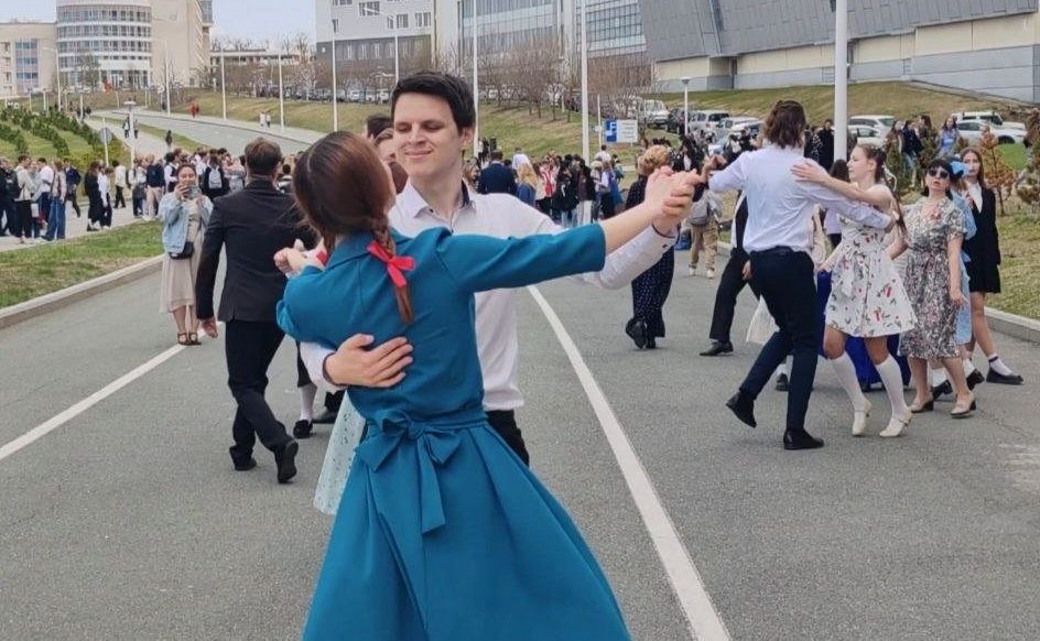 Александр Ролик во Владивостоке, в кампусе Дальневосточного федерального университета принял участие в патриотической акции «Международный Вальс Победы»