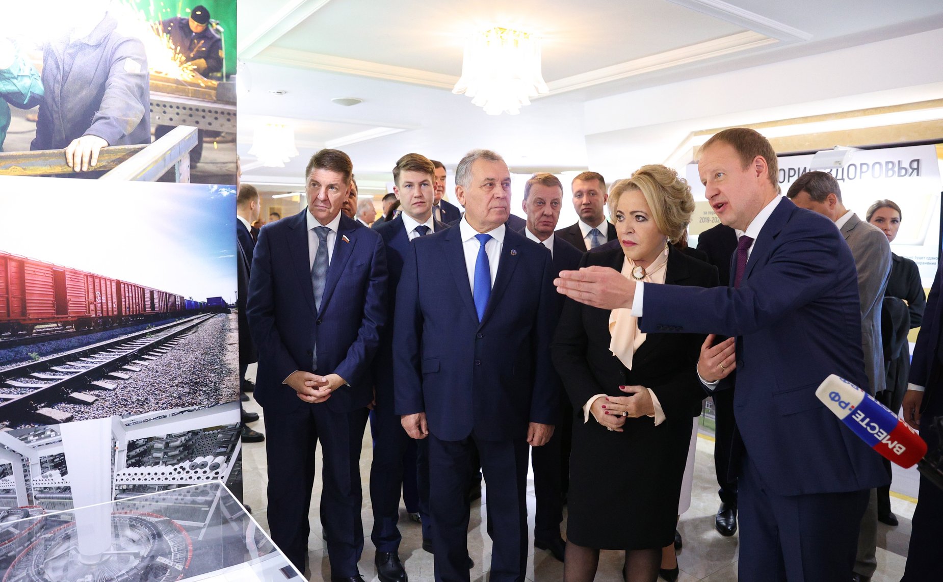 Валентина Матвиенко и Виктор Томенко осмотрели выставку, посвященную истории и перспективным направлениям развития Алтайского края