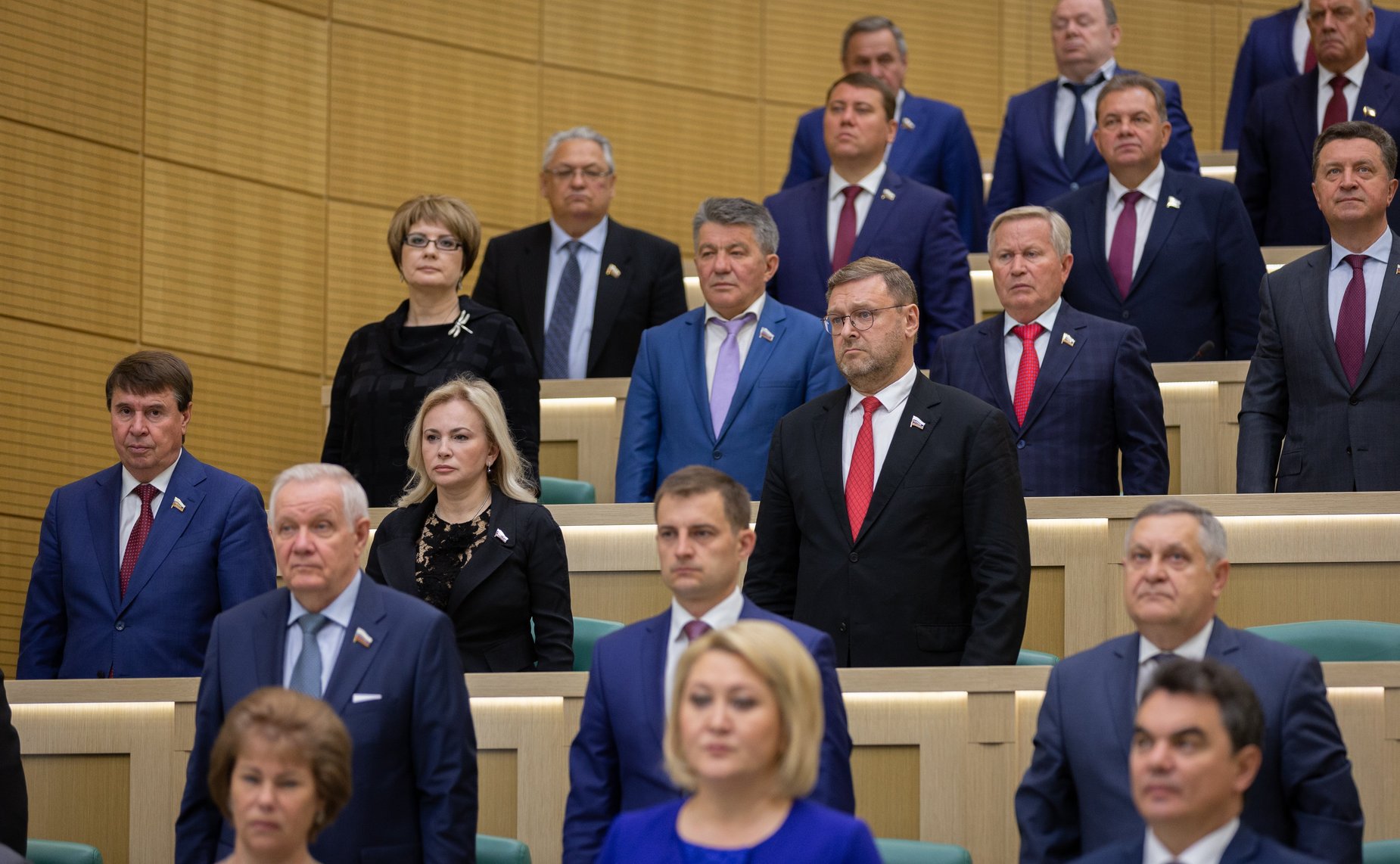 Сенаторы слушают гимн России перед началом 463-го заседания Совета Федерации