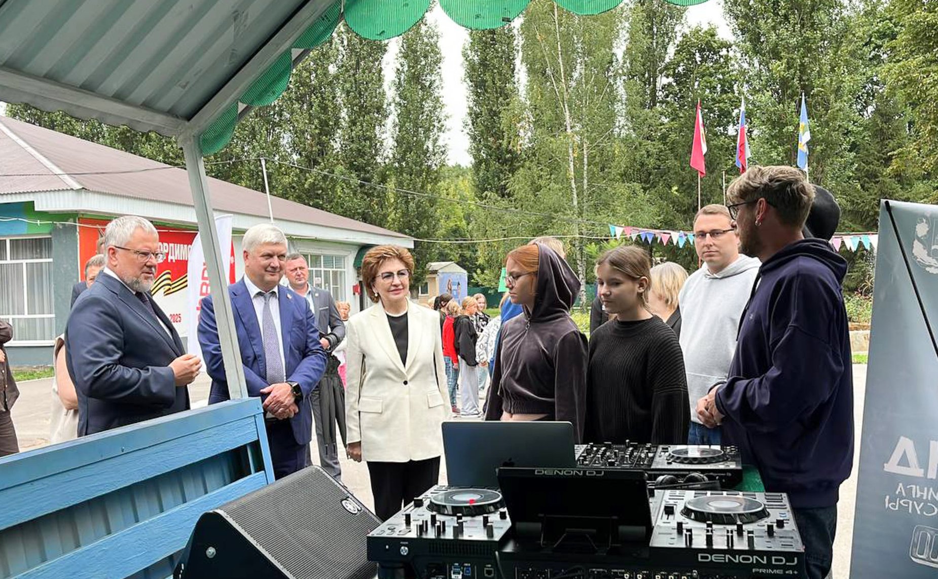 Галина Карелова вместе с губернатором области Александром Гусевым побывала в двух лагерях – оздоровительном «Юность» и пришкольном «Эврика»