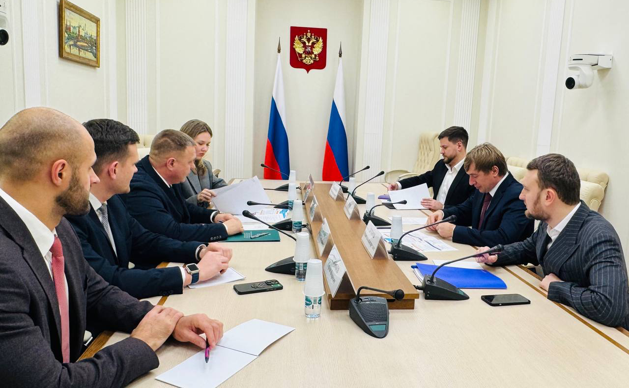 В Совете Федерации прошла рабочая встреча координатора Палаты молодых законодателей (ПМЗ) Игоря Кастюкевича с руководителем Росмолодёжи Григорием Гуровым и представителями ПМЗ