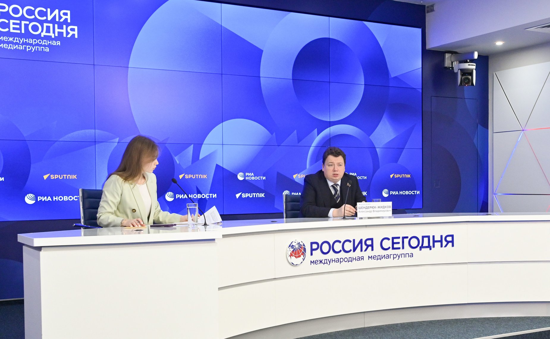 В ММПЦ «Россия сегодня» состоялся брифинг первого заместителя председателя Комитета Совета Федерации по бюджету и финансовым рынкам Александра Шендерюка-Жидкова по итогам осенней сессии