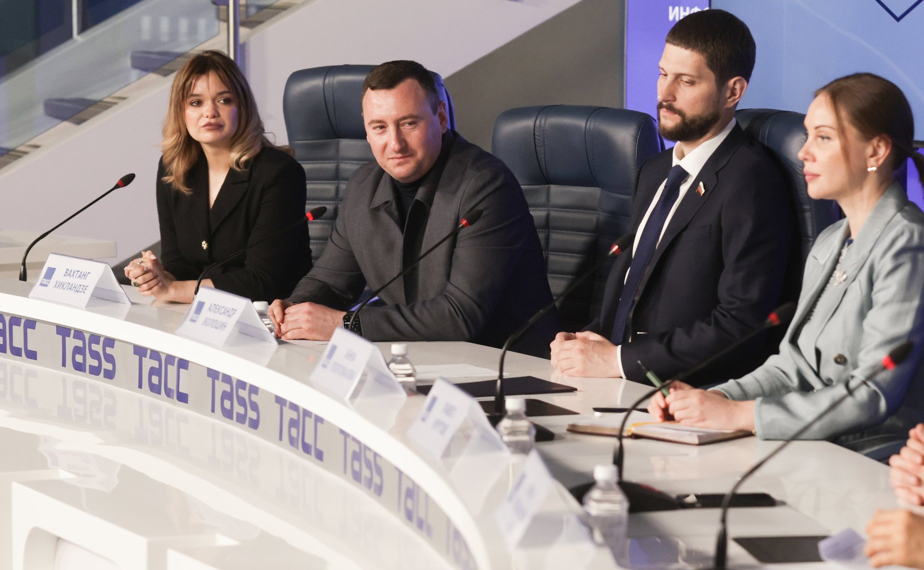 В пресс-центре ТАСС сенатор РФ Александр Волошин принял участие в пресс-конференции, посвященной проведению с 9 по 19 мая в России и Республике Беларусь просветительской молодежной экспедиции «Код непокоренных»