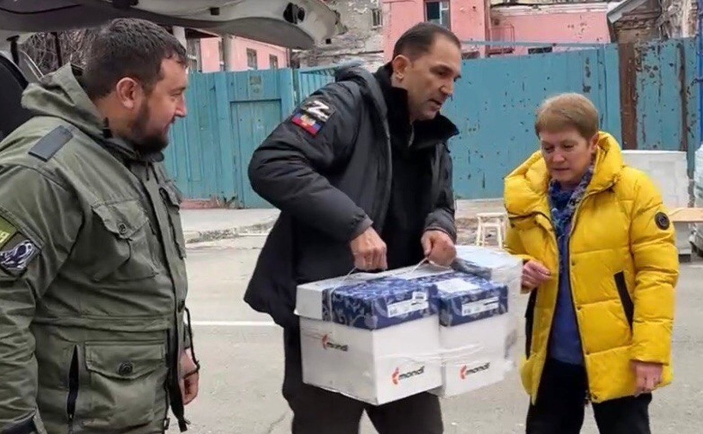 Андрей Хапочкин привез в полуразрушенный Мариупольский краеведческий музей офисное оборудование