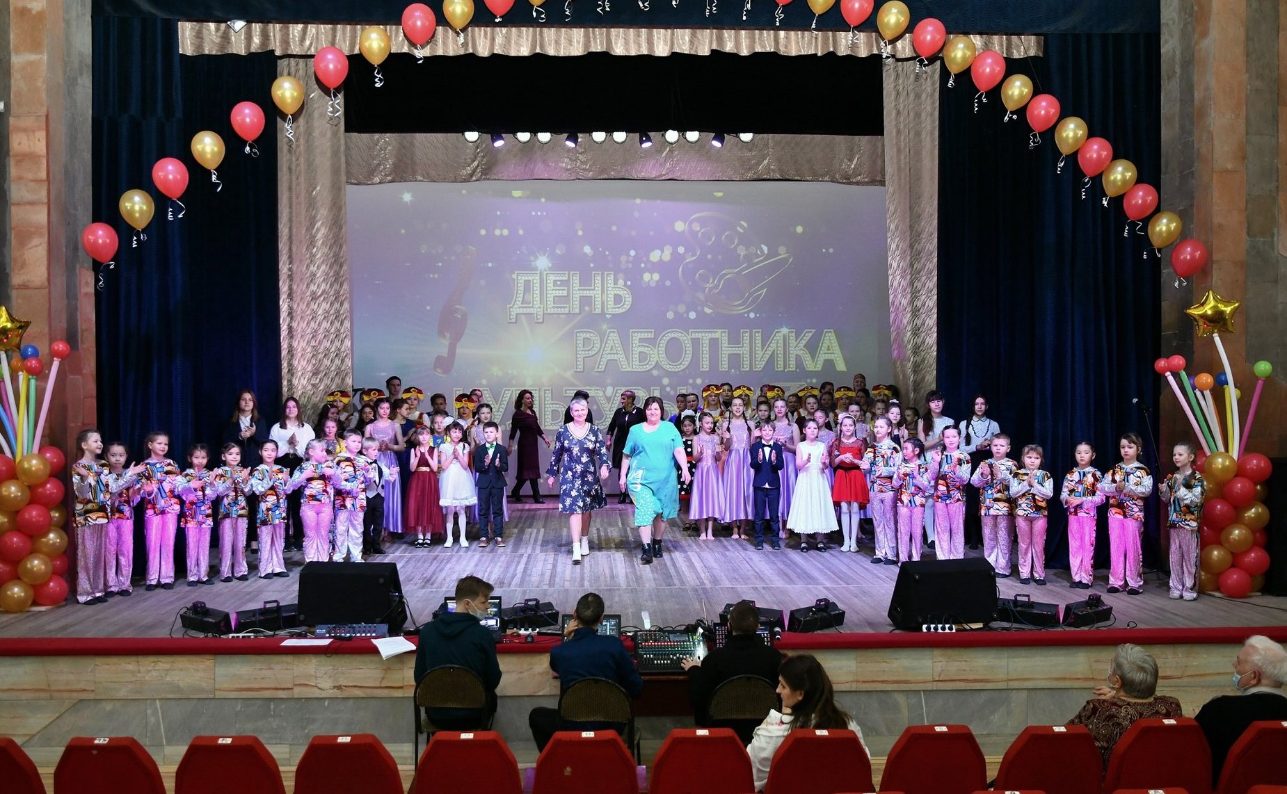 Олег Алексеев поздравил с профессиональным праздником работников культуры Энгельсского и Марксовского районов Саратовской области