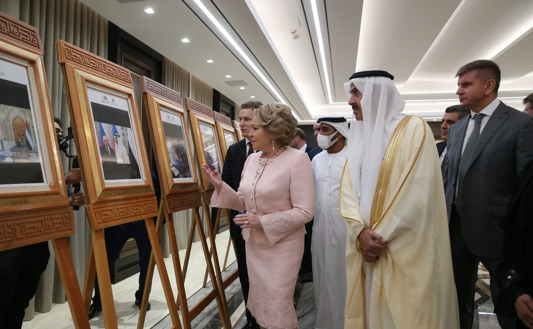 Председатель Совета Федерации Валентина Матвиенко приняла участие в состоявшейся в Федеральном национальном совете церемонии открытия фотовыставки, приуроченной к 50-летнему юбилею установления дипломатических отношений между Российской Федерацией и Объед