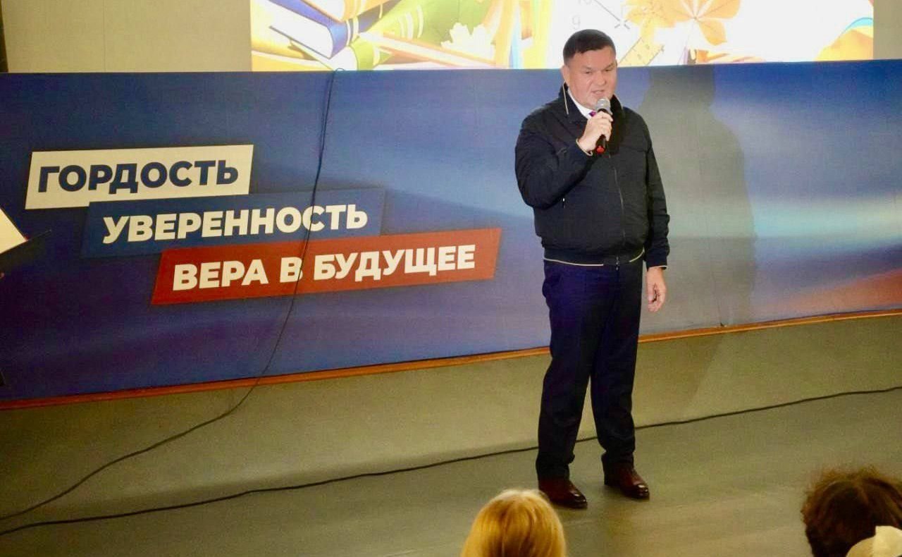 Сергей Перминов поздравил земляков с Днем знаний в Гатчине Ленинградской области