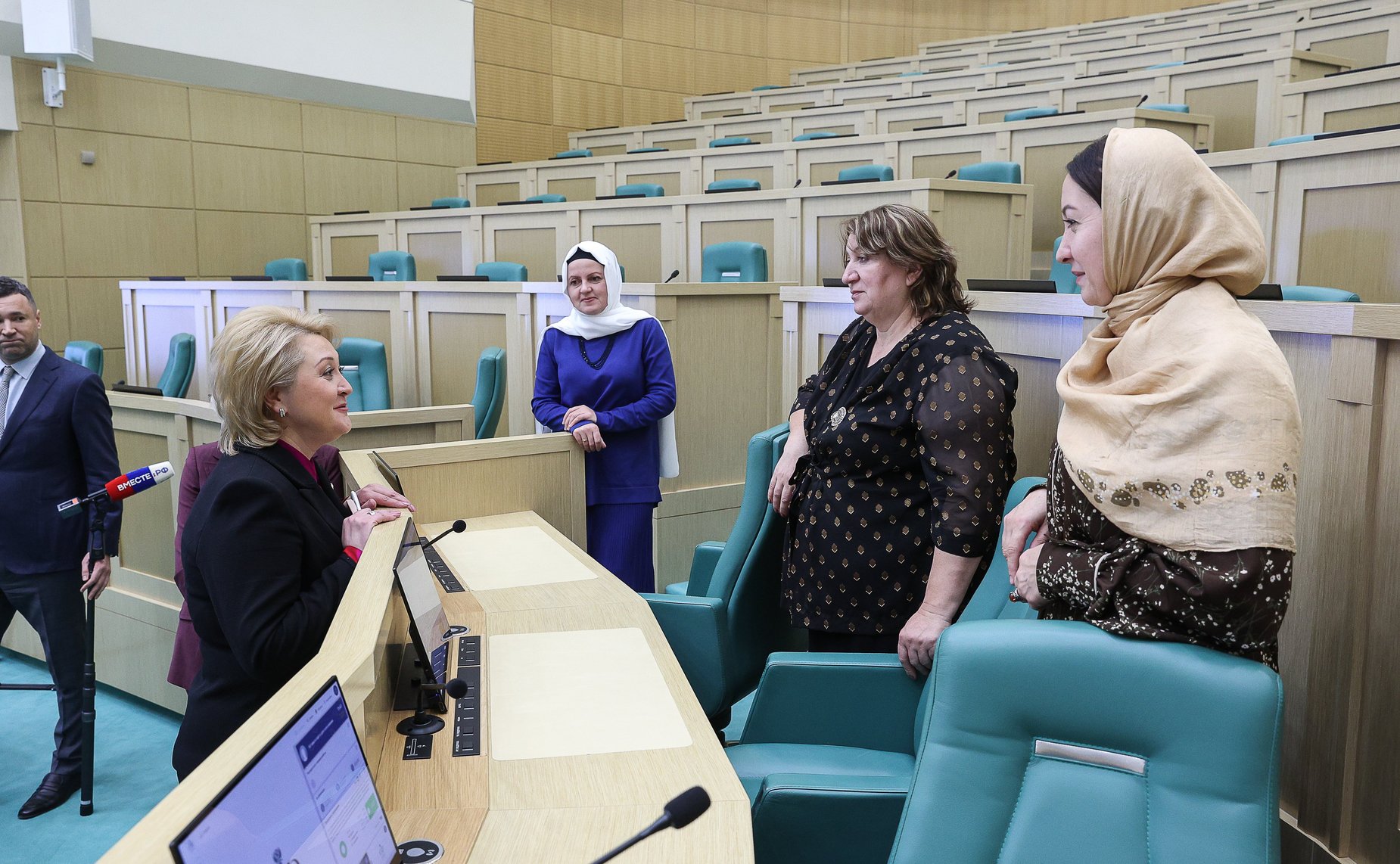 Валентина Матвиенко встретилась с детьми-участниками выставки художественных промыслов, прошедшей в рамках IX Парламентского форума «Историко-культурное наследие России»