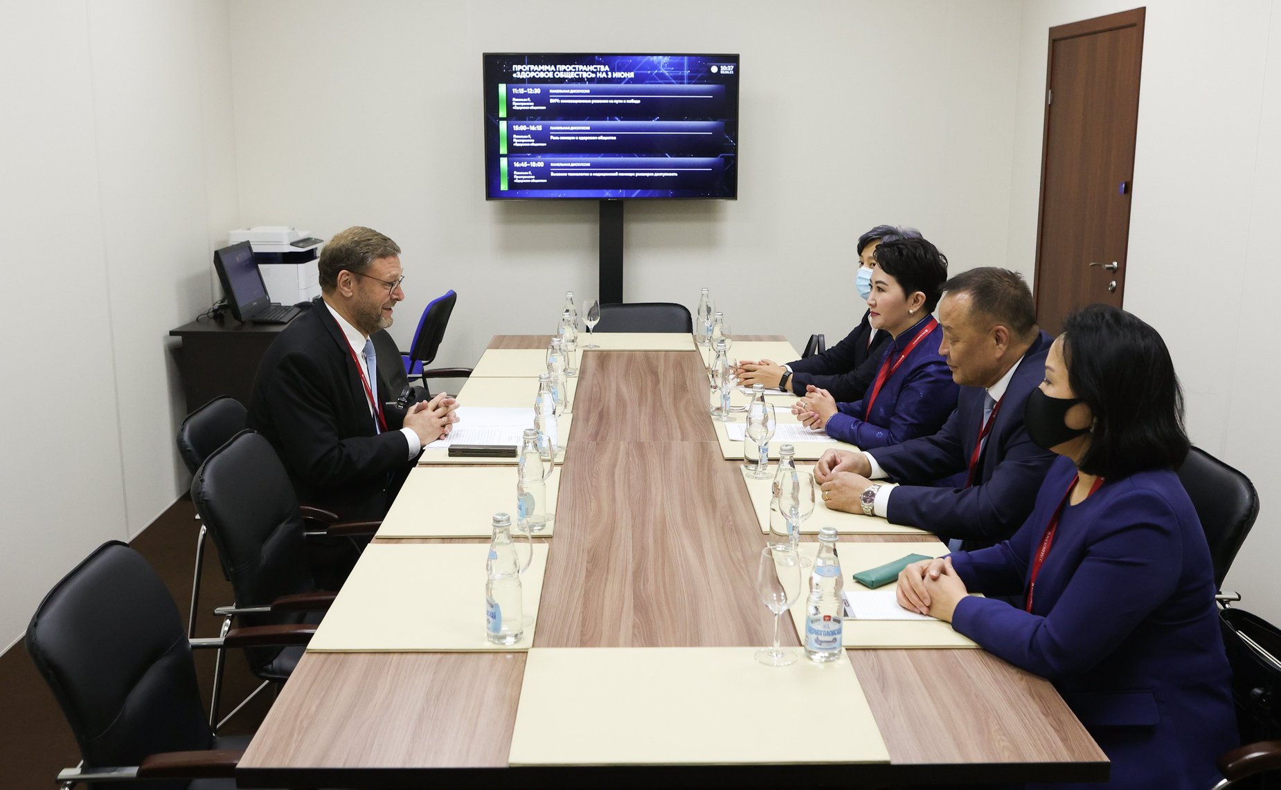 Встреча заместителя Председателя СФ Константина Косачева «на полях» XXIV ПМЭФ с Министром иностранных дел Монголии Батмунхийн Батцэцэг