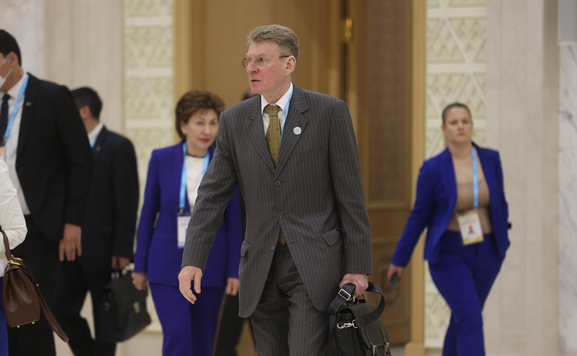 Совместный переход членов делегаций в Большой зал заседаний дворца «Маслахат кошги»