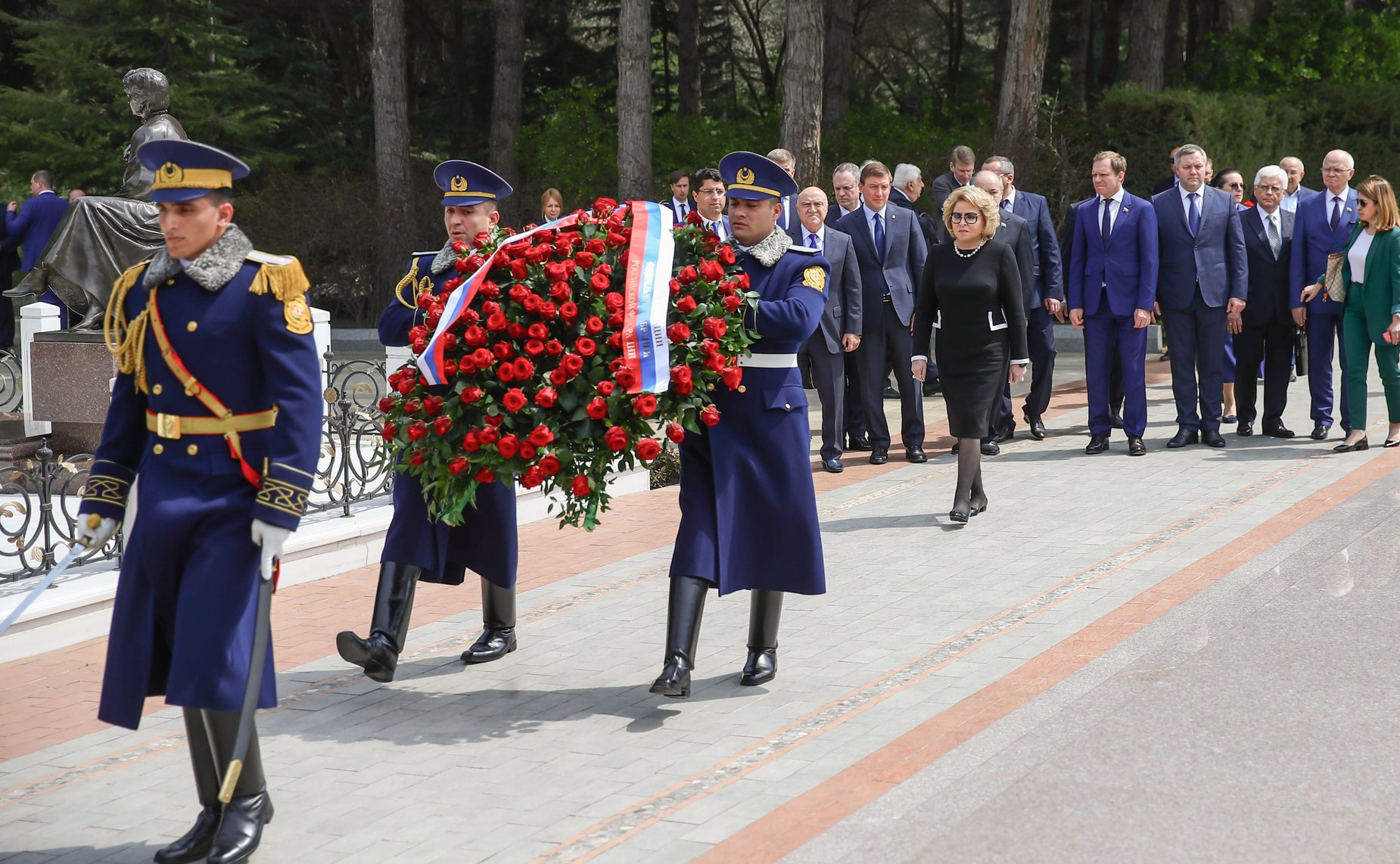 Валентина Матвиенко возложила венок к могиле Гейдара Алиева и приняла участие в церемонии возложения венка на Аллее Шехидов