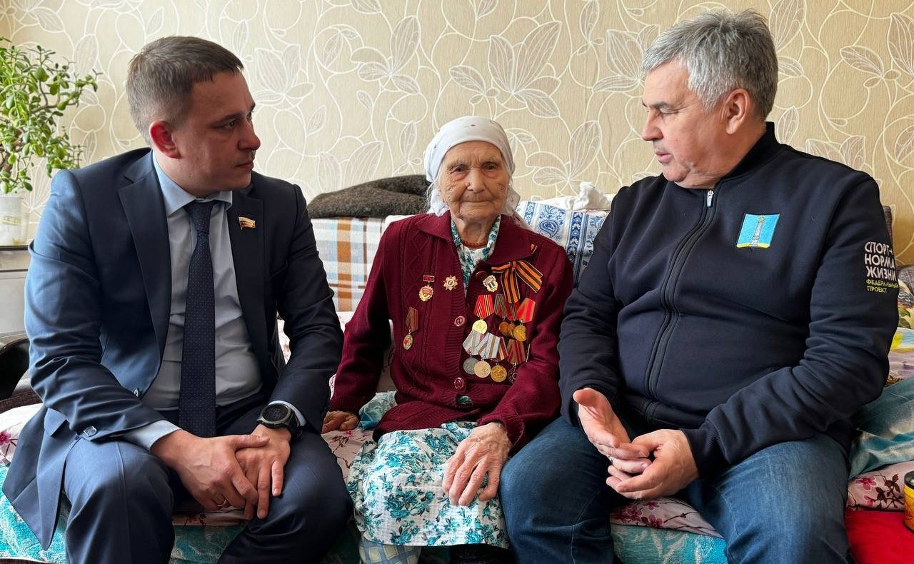 Айрат Гибатдинов вместе с главой Засвияжского района Наилем Юманкуловым передали диплом и знак «Почетный гражданин города Ульяновска» и поблагодарили за проявленный личный героизм и мужество при исполнении воинского долга по защите Отечества Мяфуру Асядул