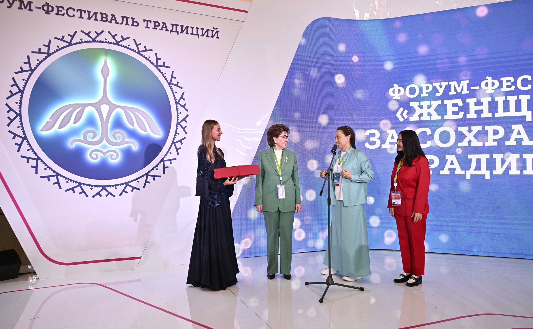 IV Евразийский женский форум. Презентация нового вида ткани, разработанной участниками проекта Совета ЕЖФ «Женщины в легкой промышленности»