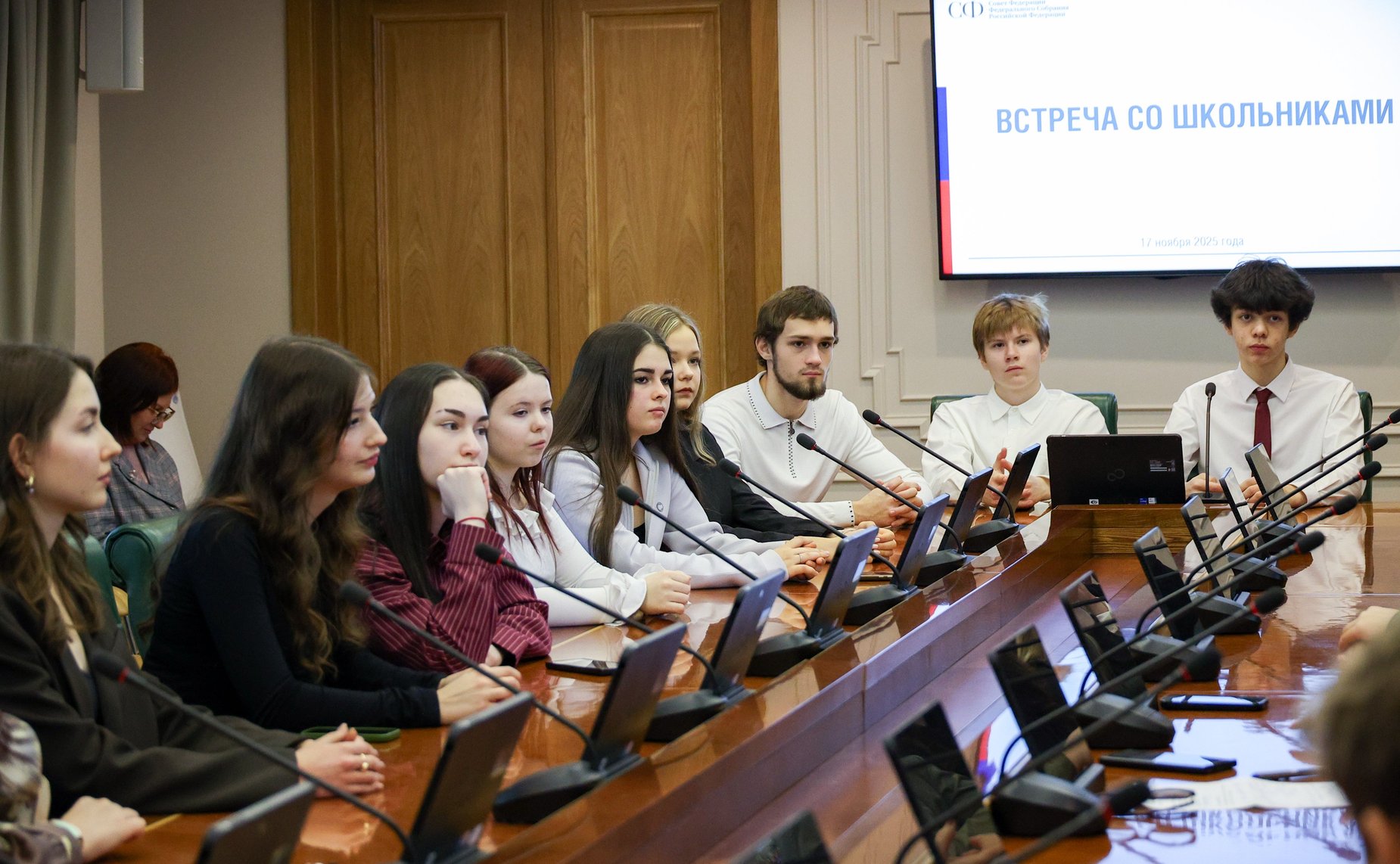Наталья Комарова провела встречу с учащимися 10–11 класса
